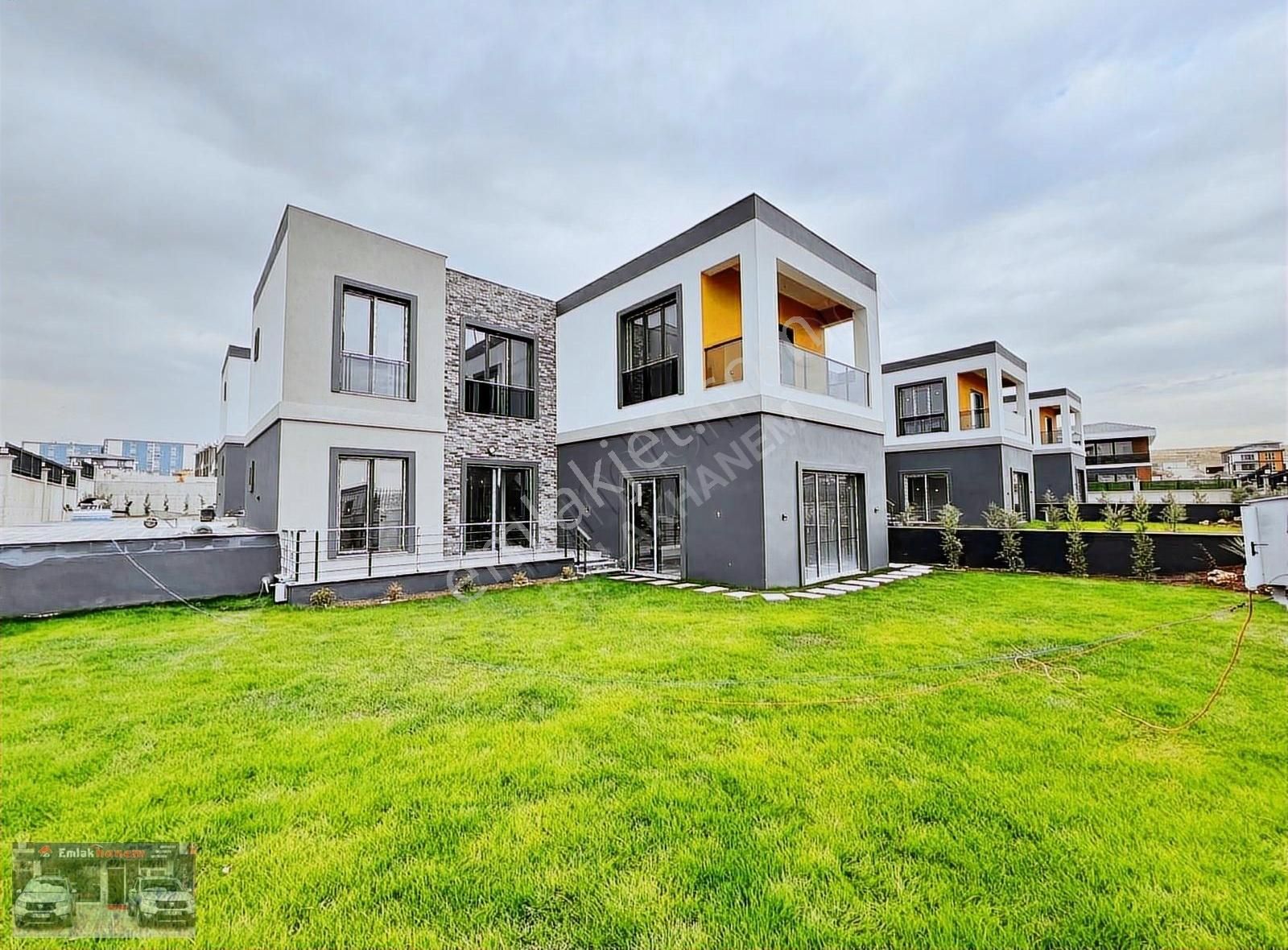 Bağlıca'da Harika Lokasyonda İskanı Alınmış Sitede 4+1 Villa