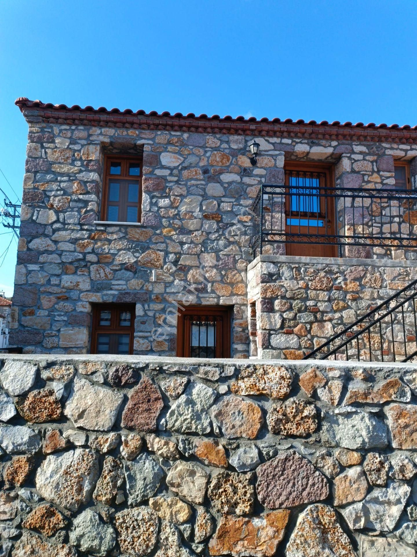 Bademlide Müstakil İki Katlı Kiralık Taş Ev