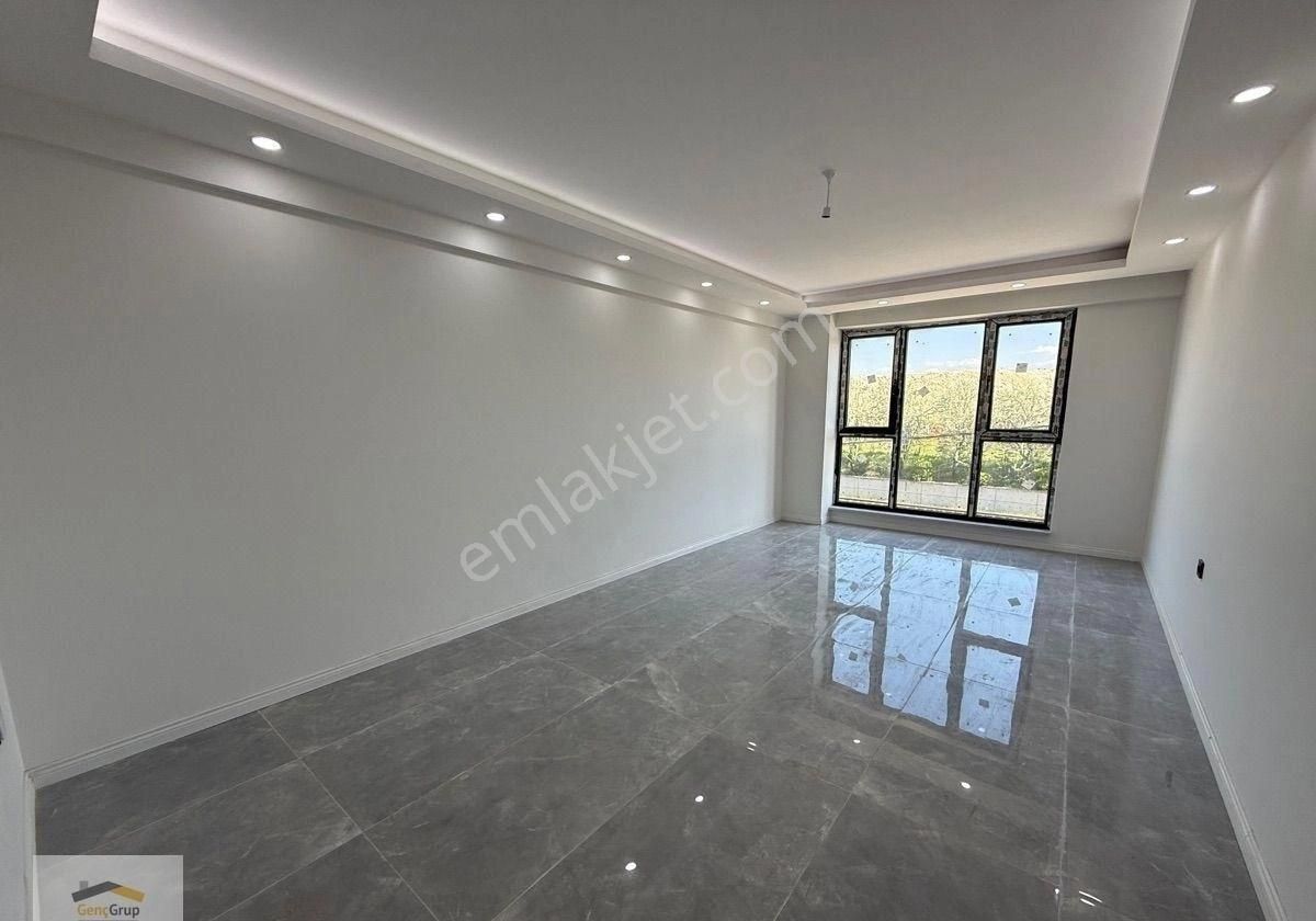 *genç Grup* Cadde Üzeri Yeşile Manzaralı,önü Açık Modern Şık 3+1