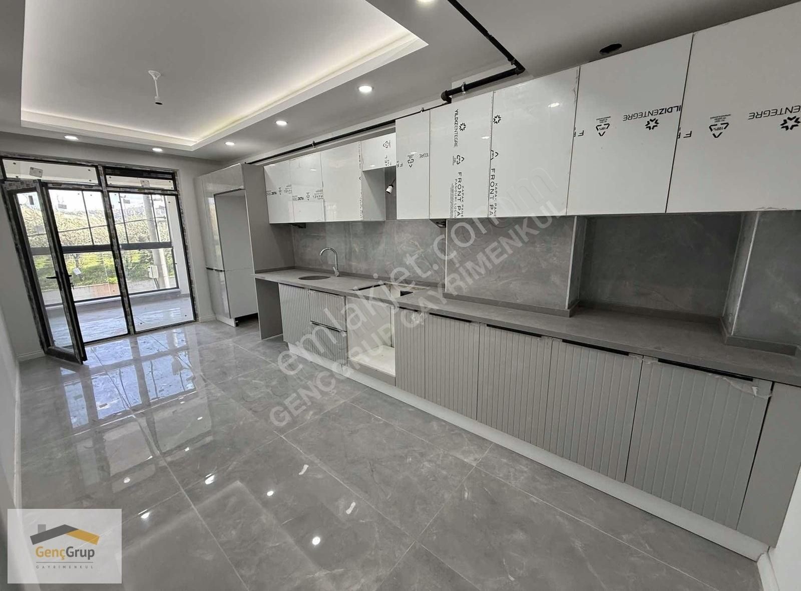 *genç Grup* Cadde Üzeri Yeşile Manzaralı,önü Açık Modern Şık 3+1