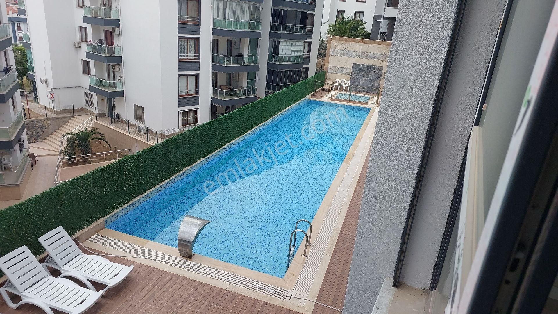 Kuşadası Ege Mahallesinde Havuzlu Sitede Yerden Isıtmalı Ebeveyn Banyolu 2+1 90 M2 Sıfır Daire