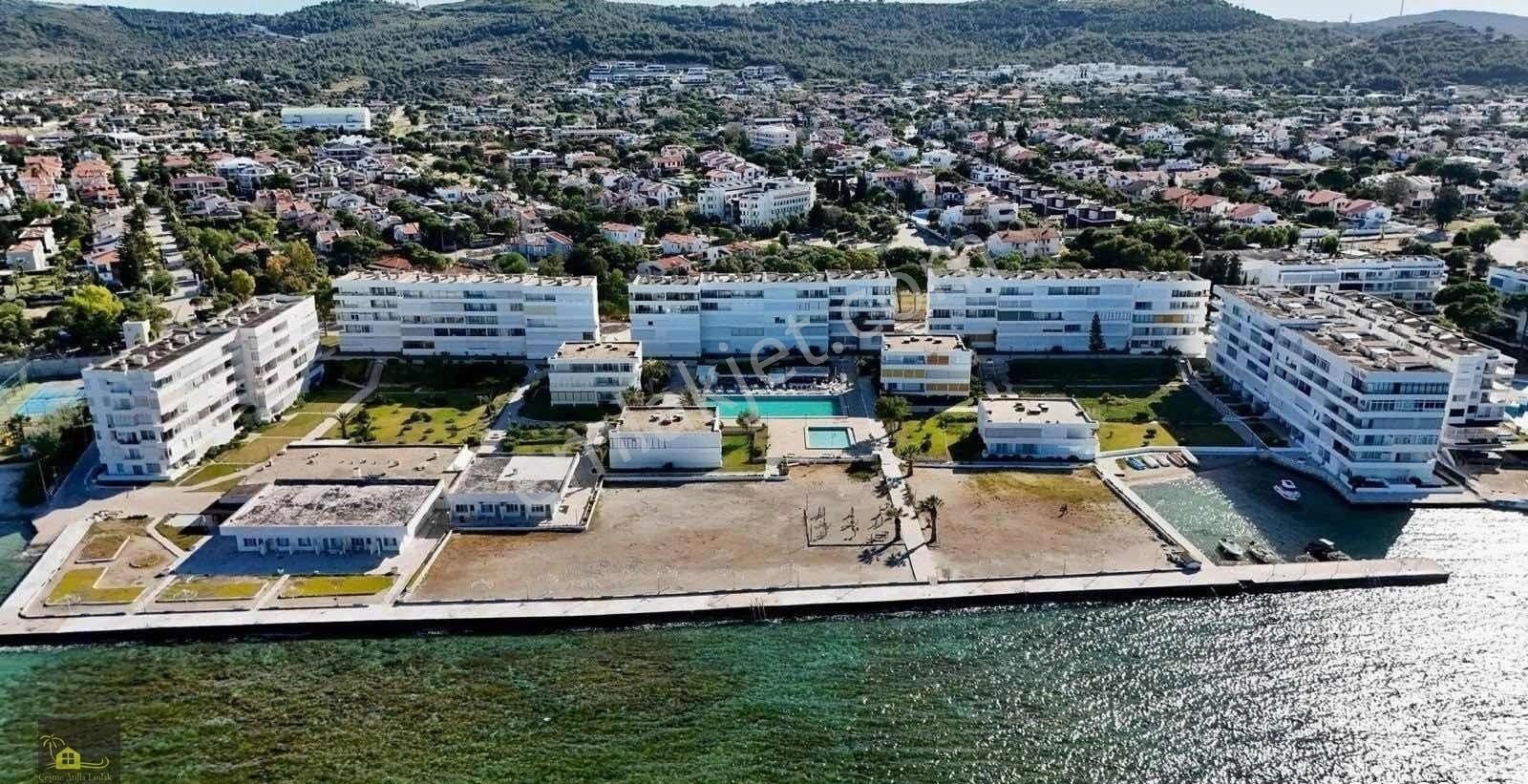 Ege Çeşme Sitesin'de Denize Sıfır Kiralık Ful Manzaralı 1+1