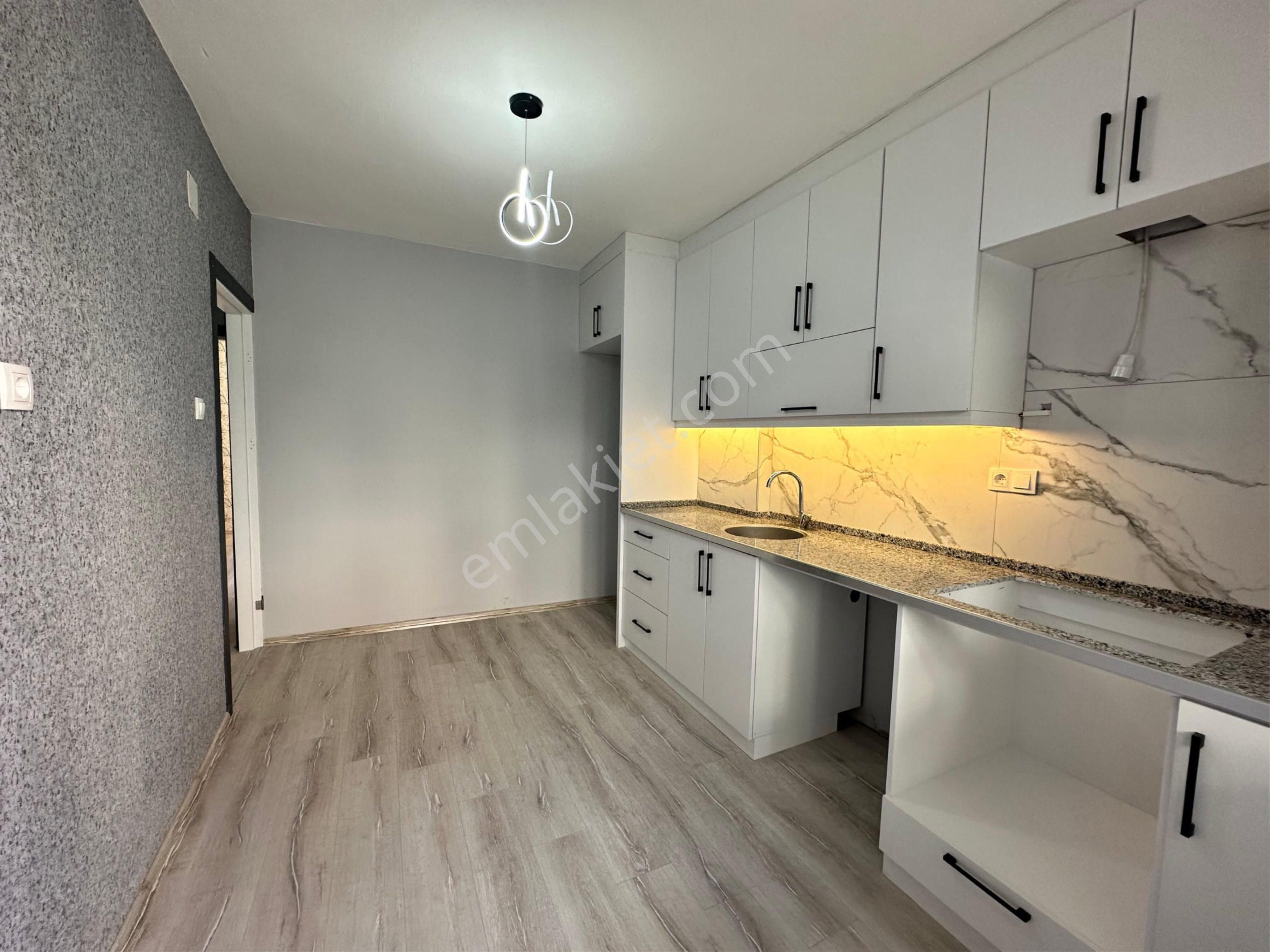 Yörük Emlaktan Satılık İstiklal Mahallesi Merkezi Konumda 2+1 95 M2 Daire