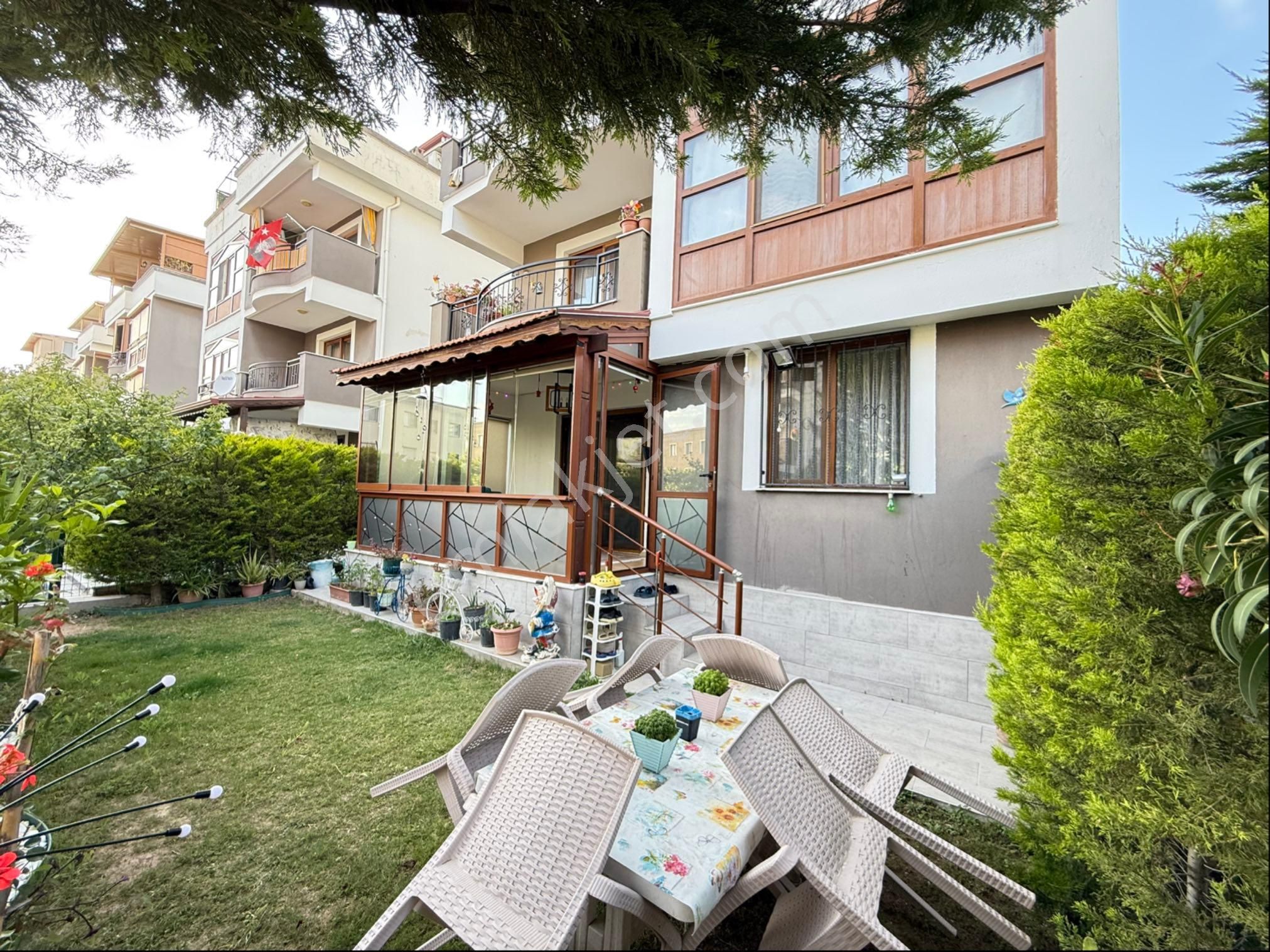 Ürkmez Merkez’de Satılık 2+1 90m2 Giriş Katı Bahçeli Daire