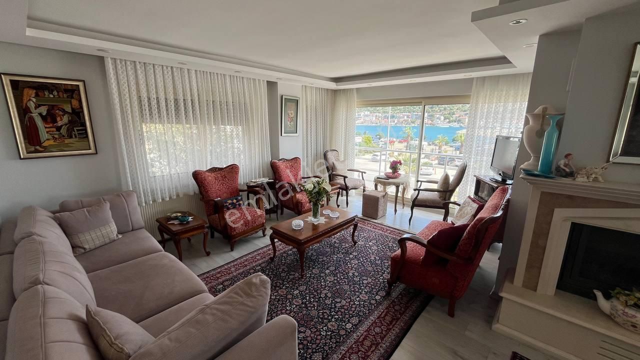Çeşme Marina Karşısında Eşyasız Kiralık 4+1