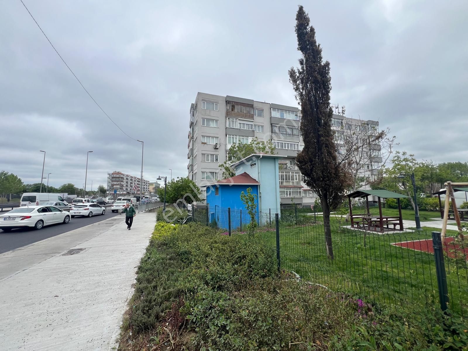 Küçükçekmece Fatih Makallesinde Satılık 2+1 Daire Göl Park Ve E5 Manzaralı