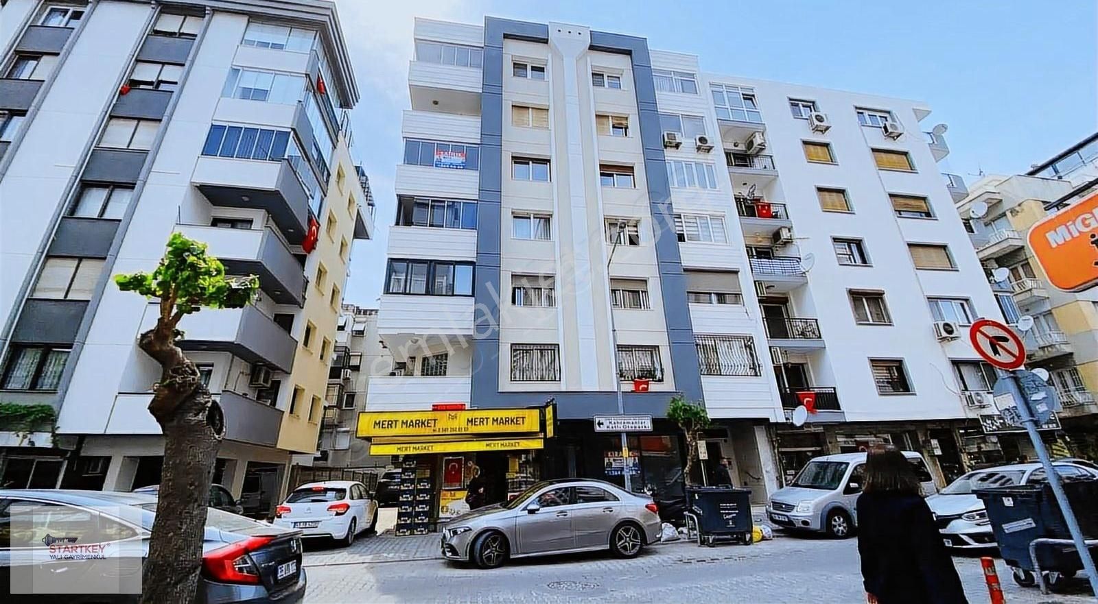 Alsancak'ta Tadilatlı Asansörlü Otoparklı Satılık 3+1 Köşe Daire