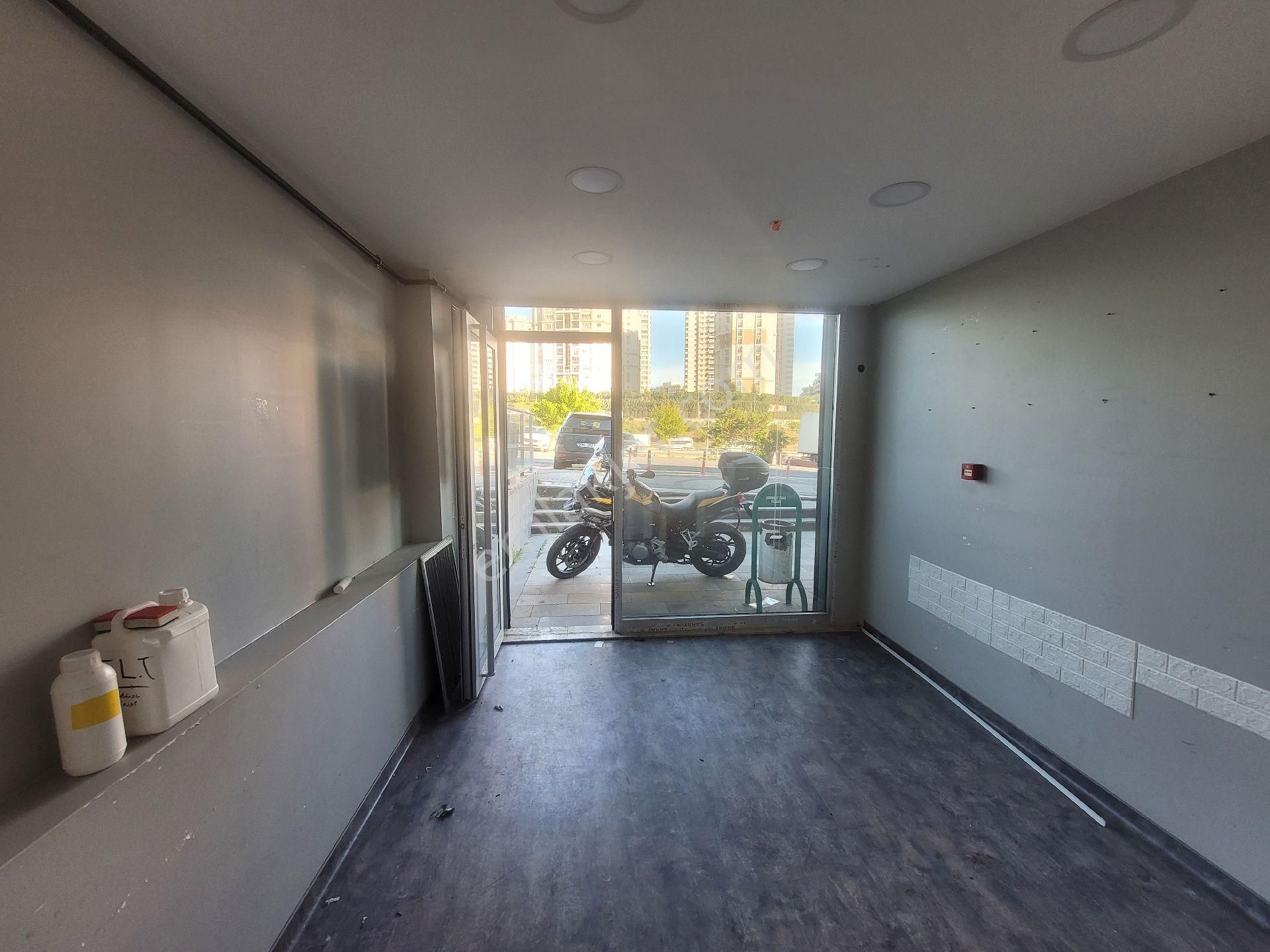 Giriş Kayaşehir Cadde Dükkanlarında 100m2 2 Katlı Kiralık İşyeri