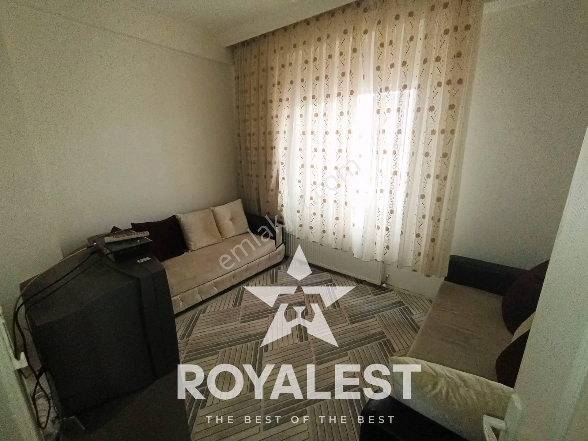 Royalest'ten Karataş Merkez'de Taramvay Durağı Yakını Eşyalı 1+1
