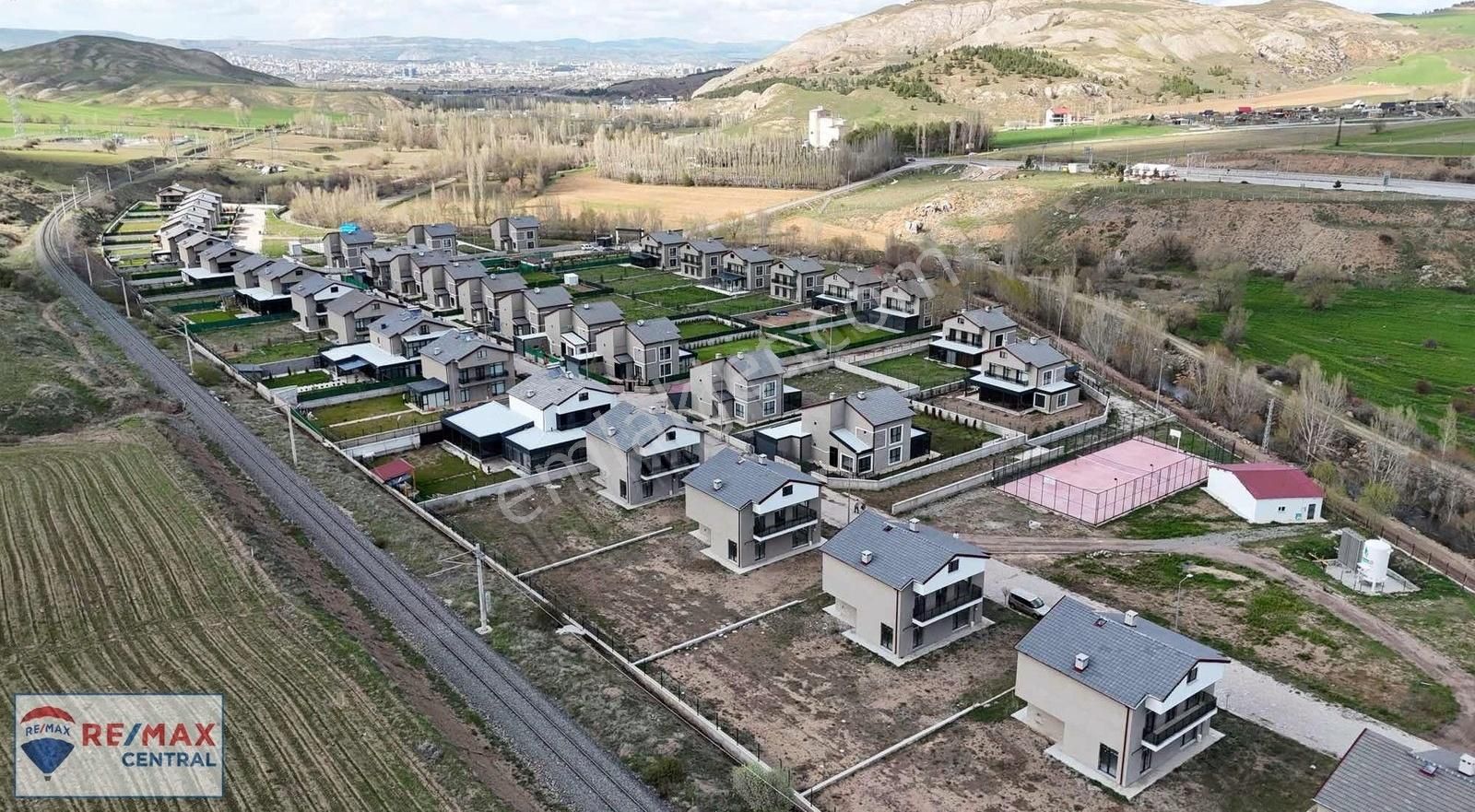 Remax Ayrıcalığıyla Taşlıderede Doğayla İç İçe Satılık 4+1 Villa