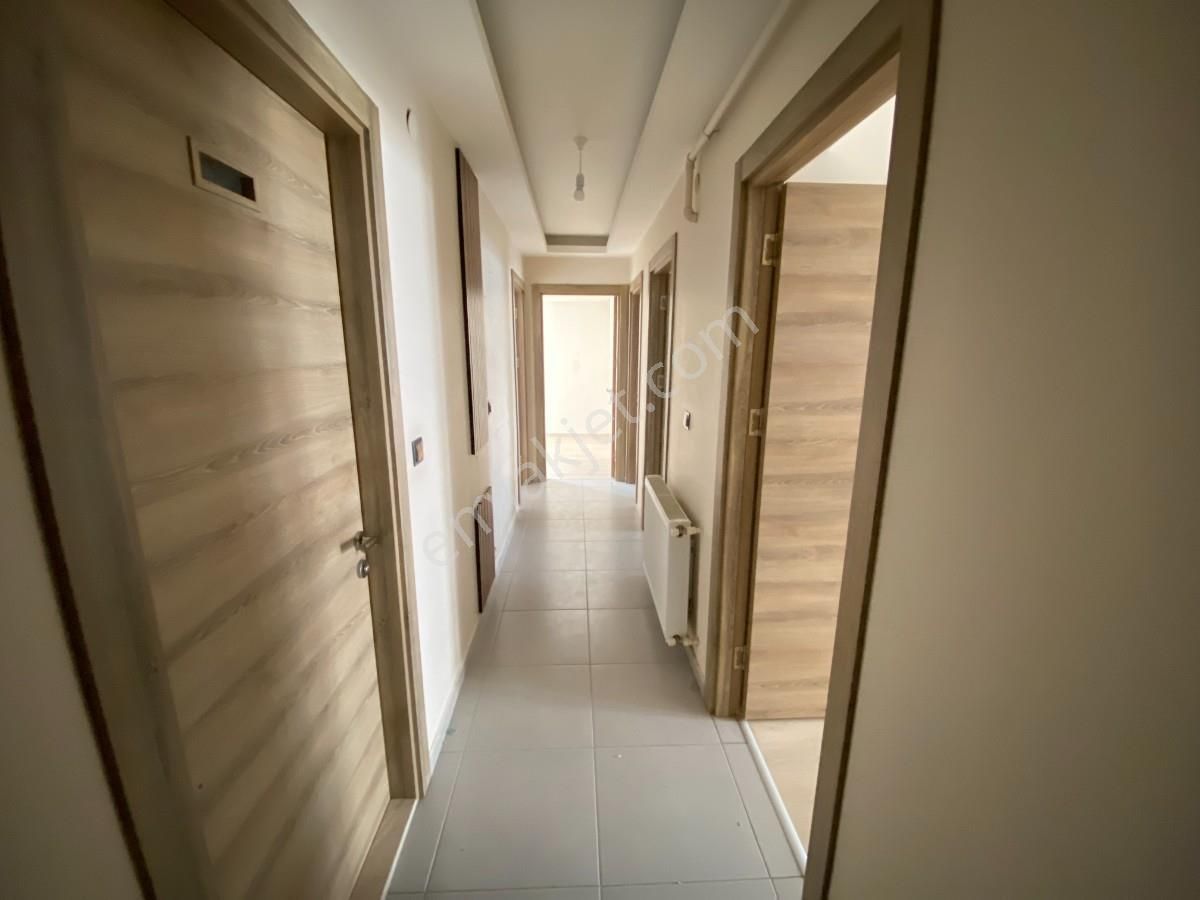 Karşıyakada Doğalgazlı Ve Ebeveyn Banyolu 3+1 Satılık Daire
