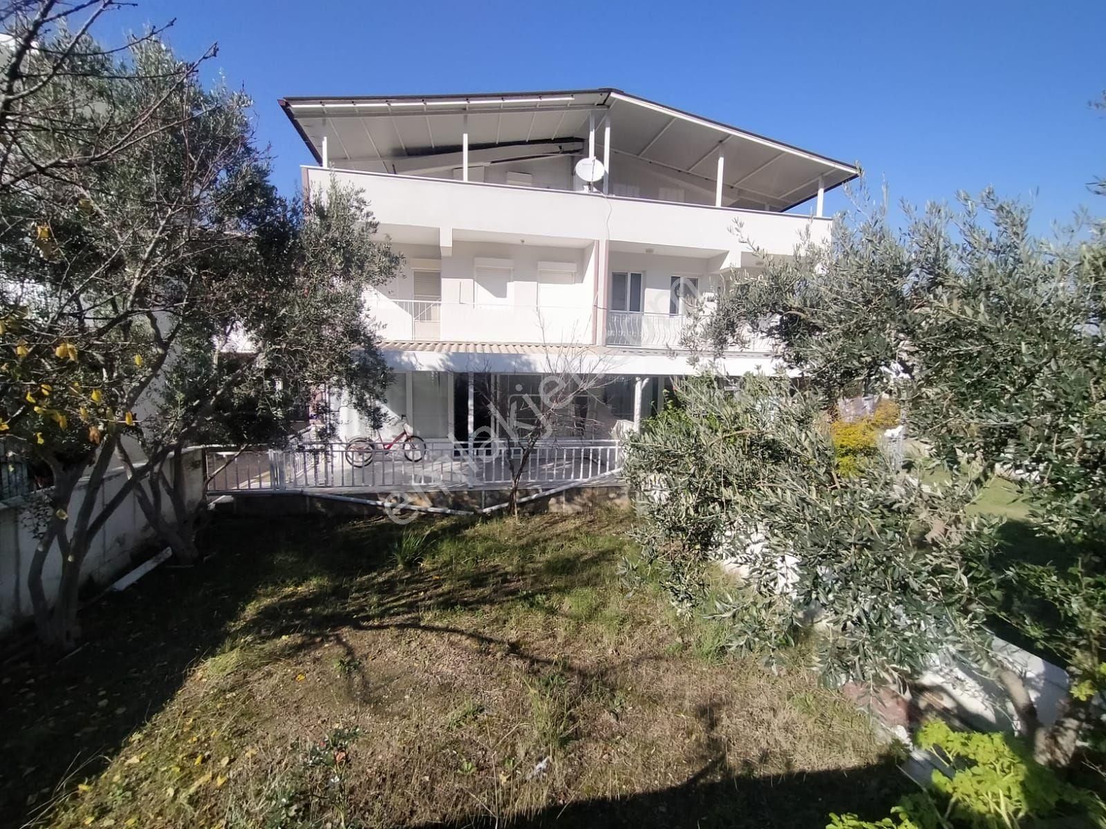 Kuşadası Güzelçamlı'da Yolun Altında 3+1 Büyük Bahçeli