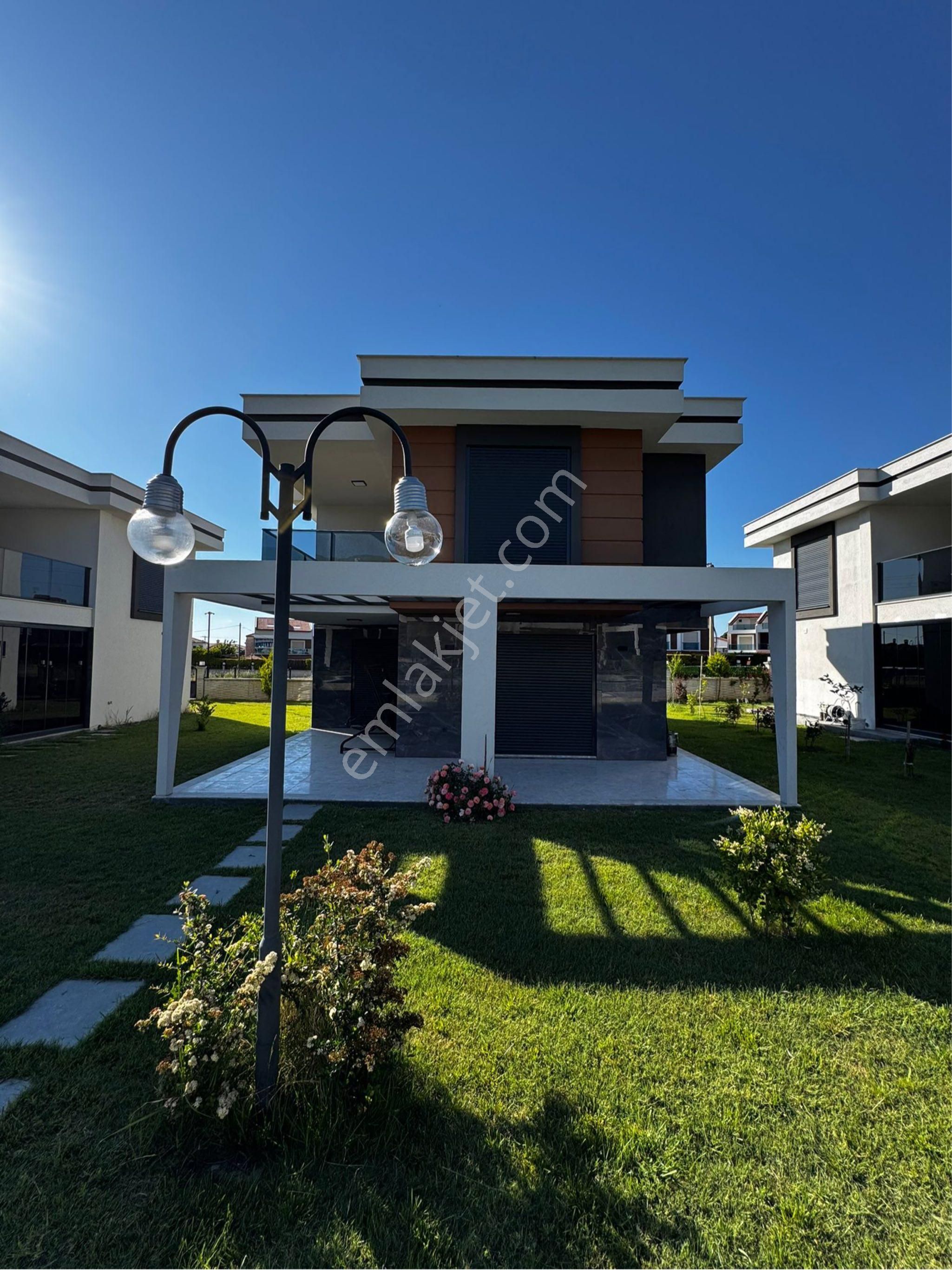 Kuşadası Davutlarda Tek Müstakil 4+1 Villa
