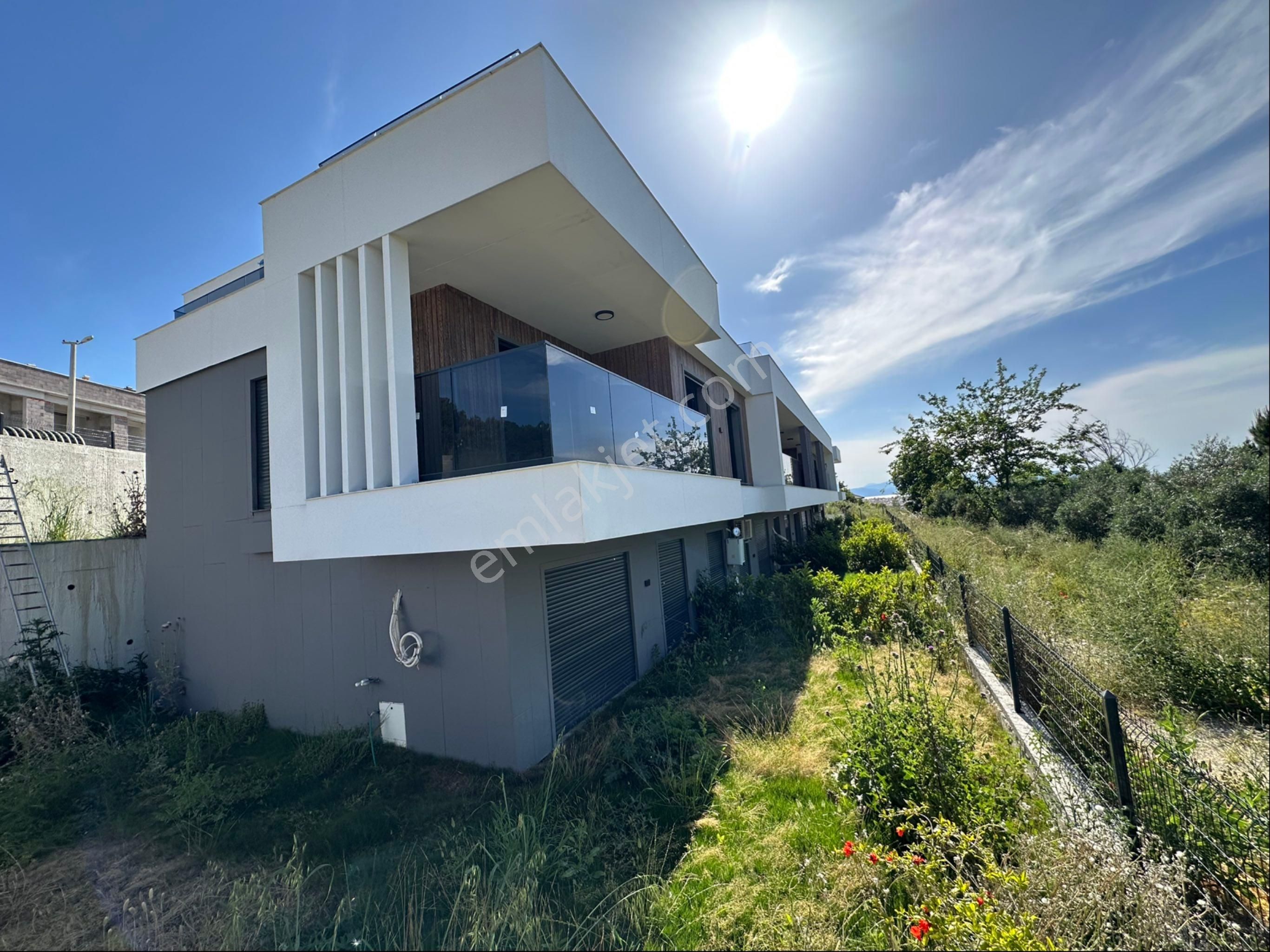 Kuşadası Güzelçamlı Bölgesinde Havuzlu Sıfır 2+1 Daire