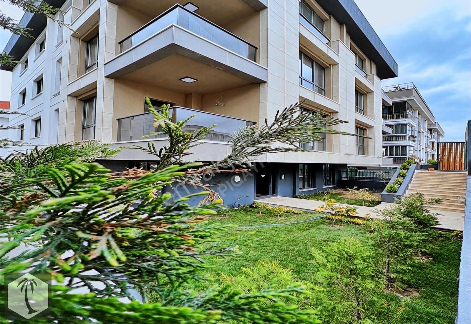 Safa Beylikdüzü Villa Tadında Kısa Katlı İki Teraslı 5+2 Dubleks