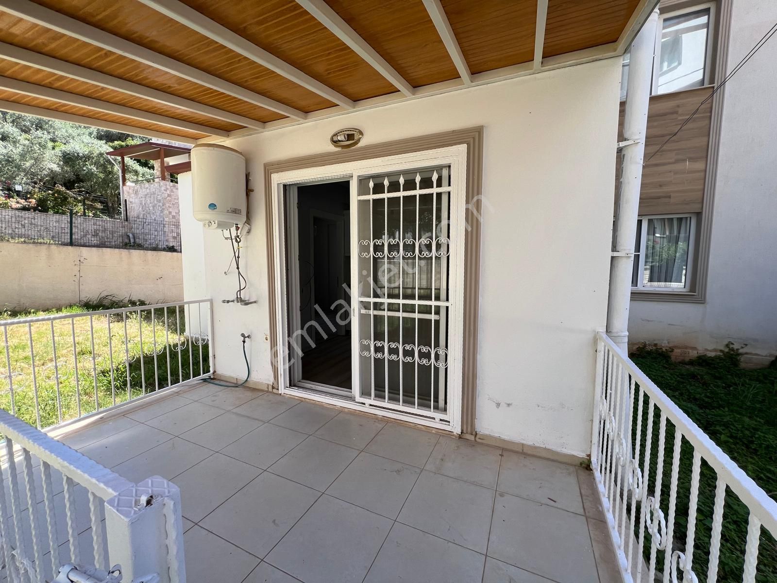 Kuşadası Güzelçamlı'da Satılık 2+1 Geniş Bahçeli Daire