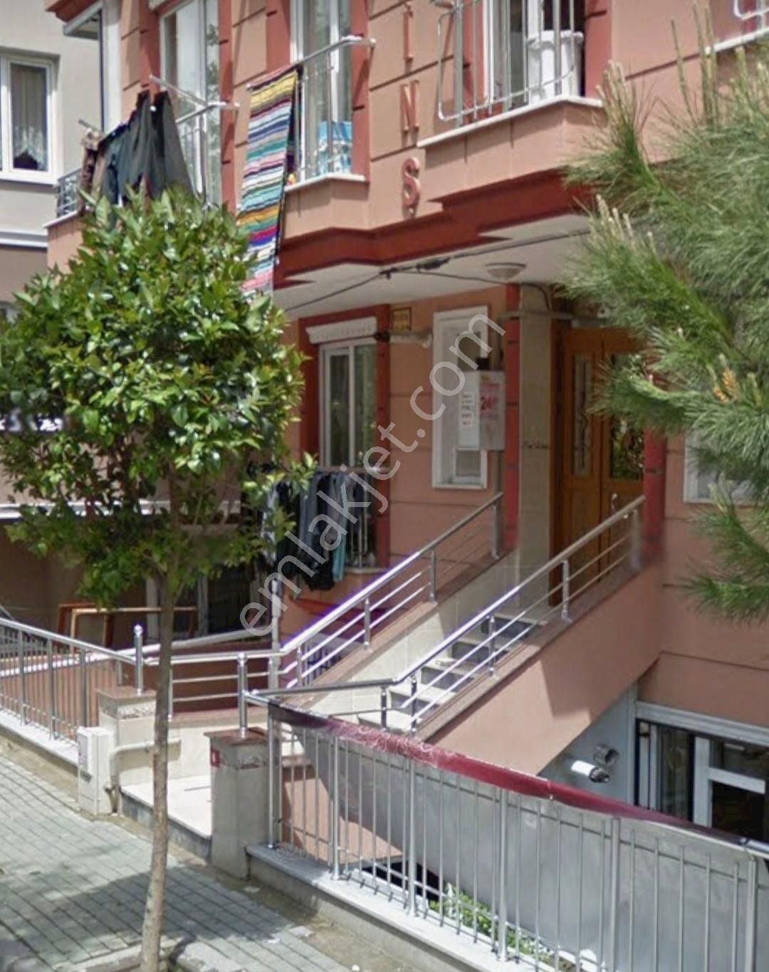 Aile Apartmanında Yüksek Girişi 1+1 Ev