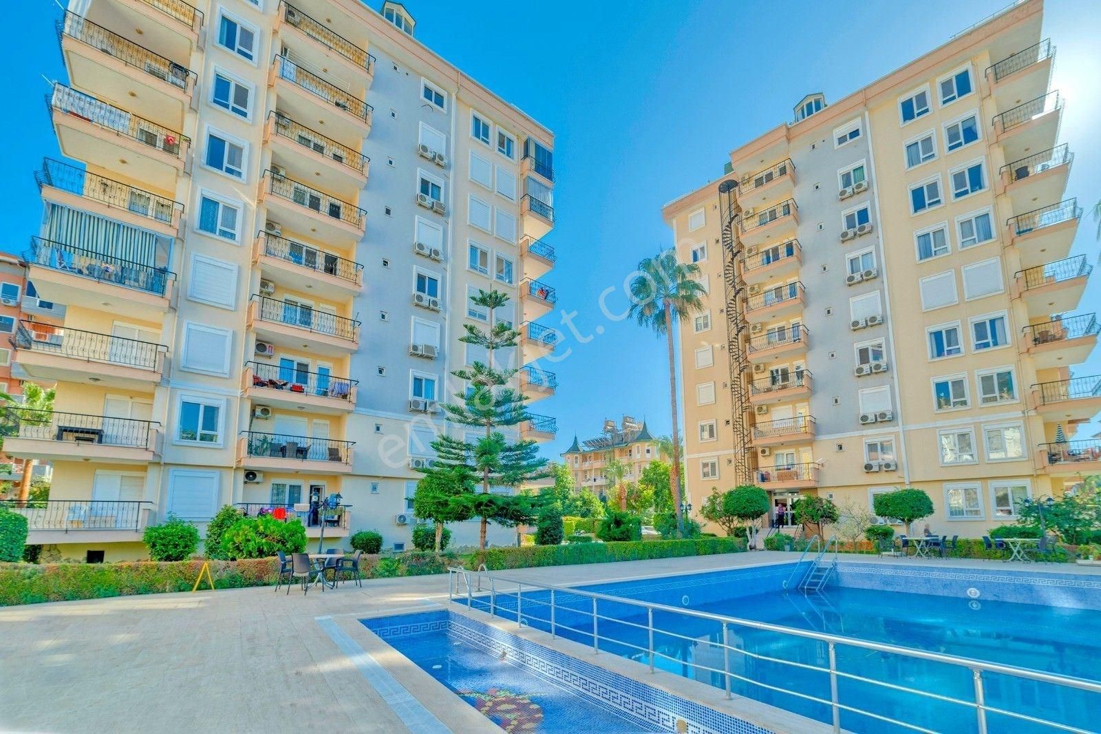 Alanya Güllerpınarı’nda Havuz Manzaralı, Full Eşyalı 1+1 Daire!
