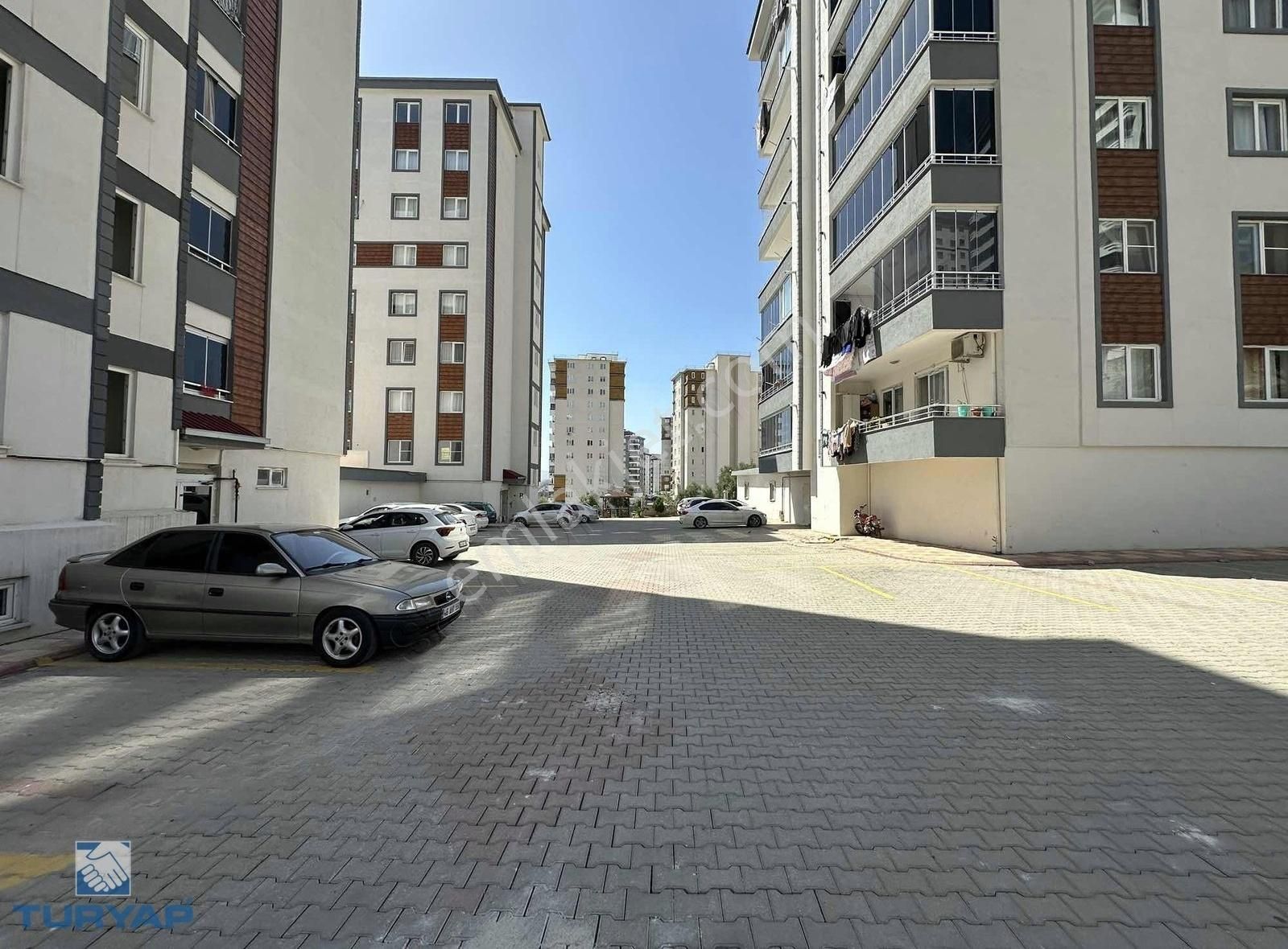 Binevler Turyaptan Yamaçtepede Cadde Üstü Satılık 2+1