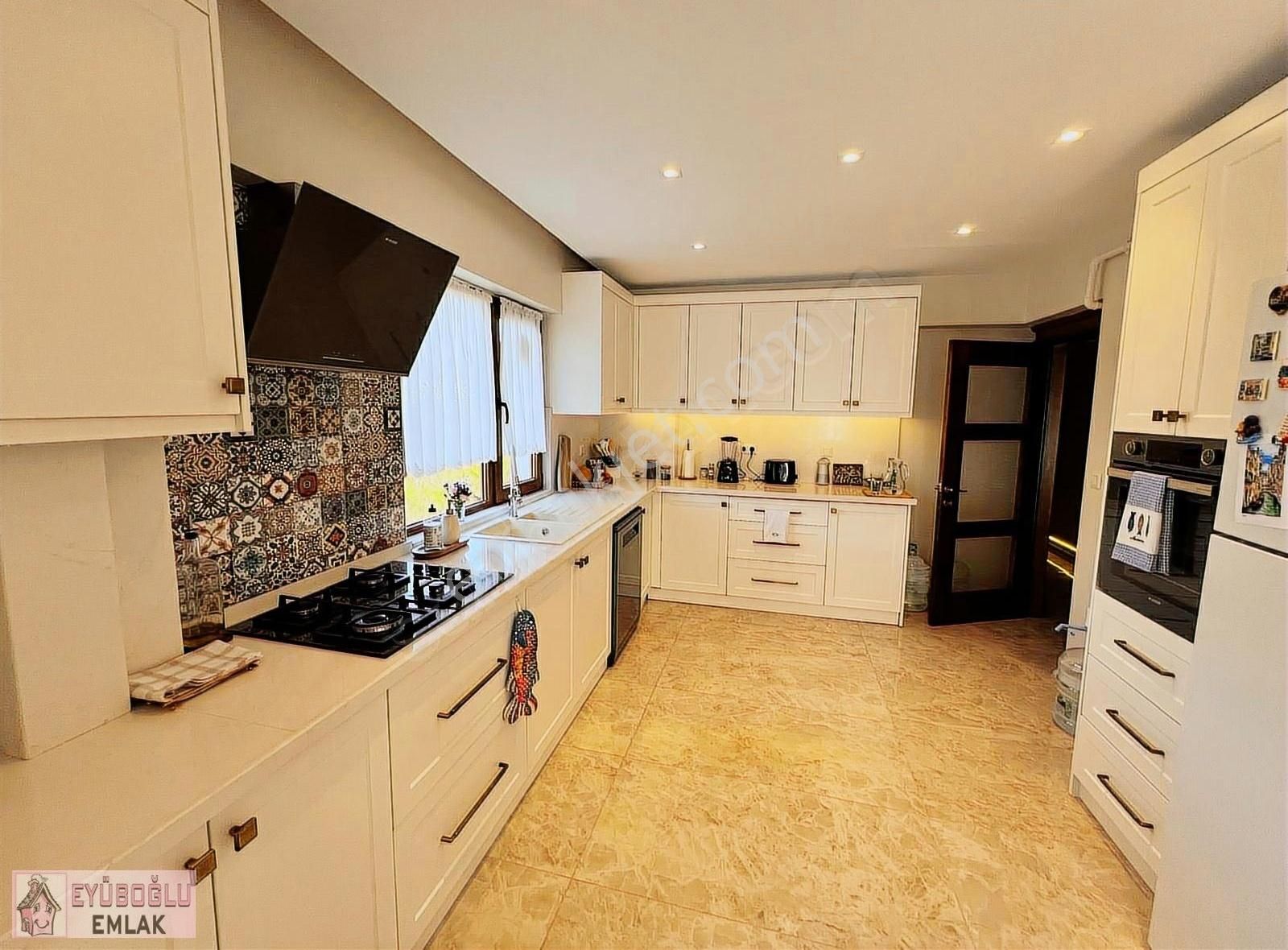 Adatepe'de Prestijli Köşe Binada Serap Cad. Katta Tek 165 M2