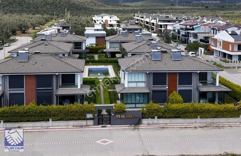 Doğa İçinde, Havuzlu Sitede, Satılık 4+1 İkiz Villa