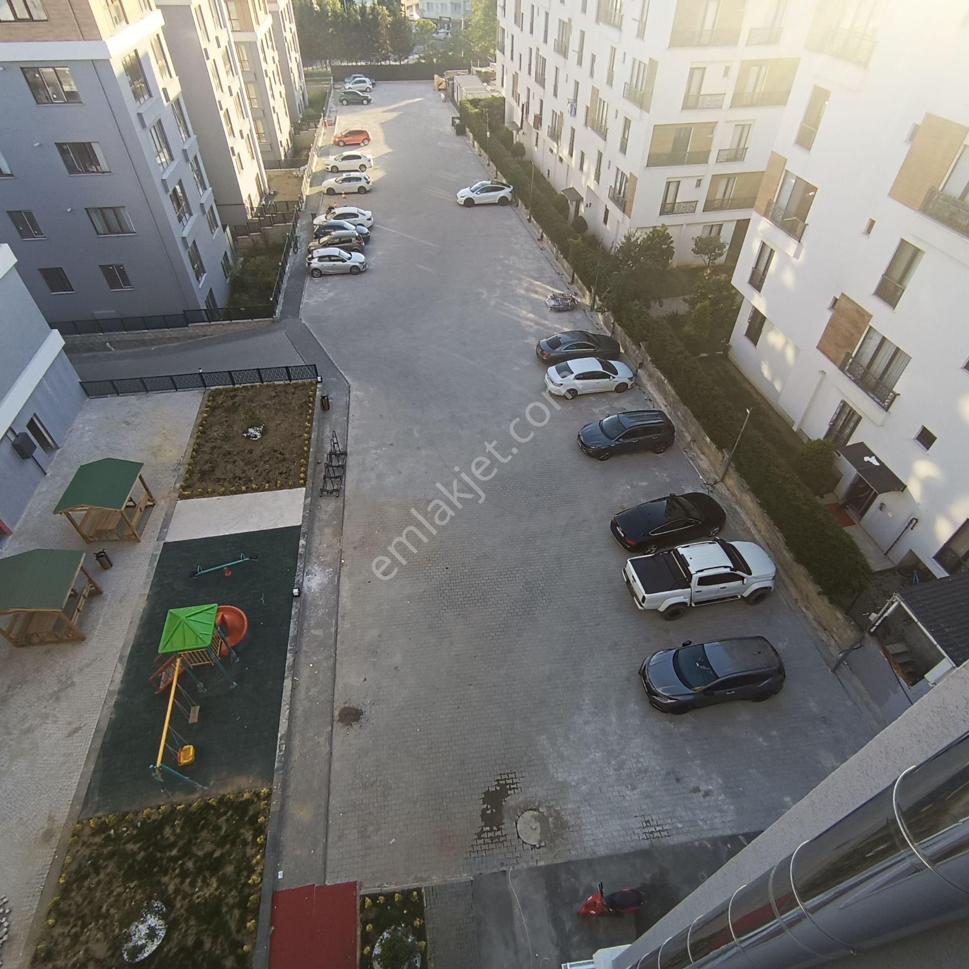 Çekmeköy Taşdelen Ekşioğlu Mah. Zin D Semt Sitesi 1+1 Daire