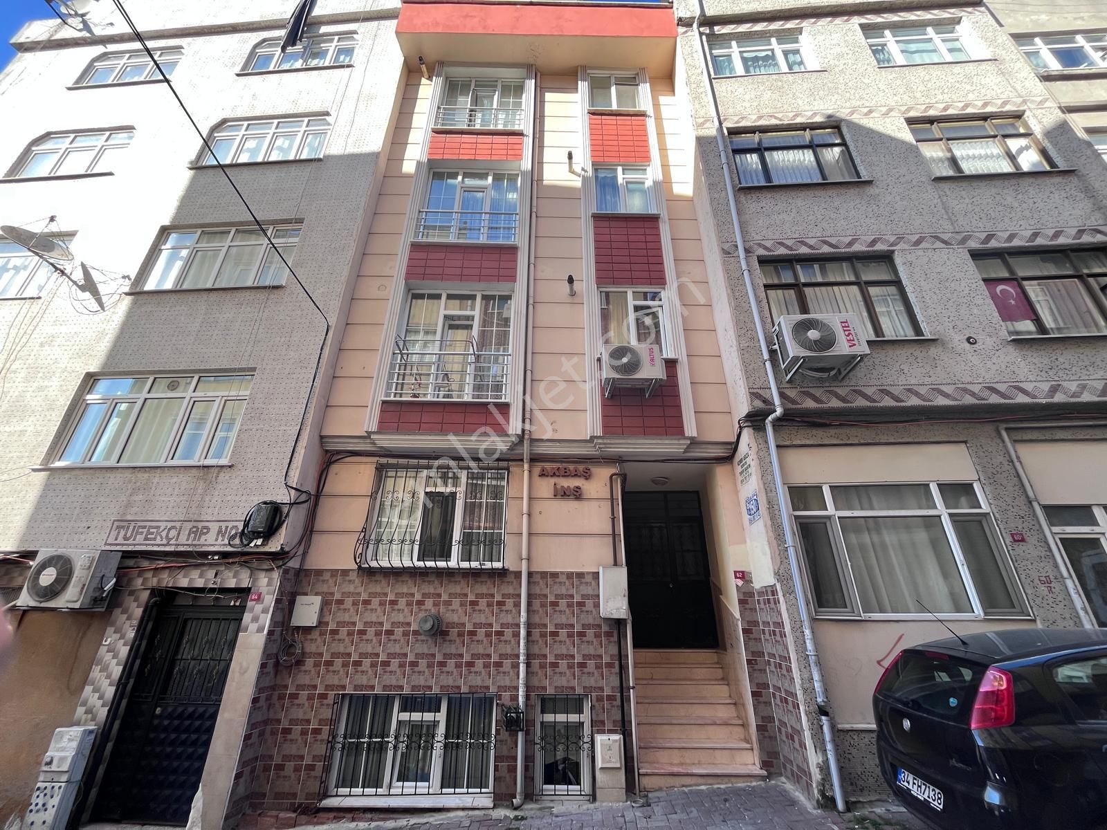 Bayrampaşa Stadı Yakını Satılık 2+1 Bahçekat Daire 12yş