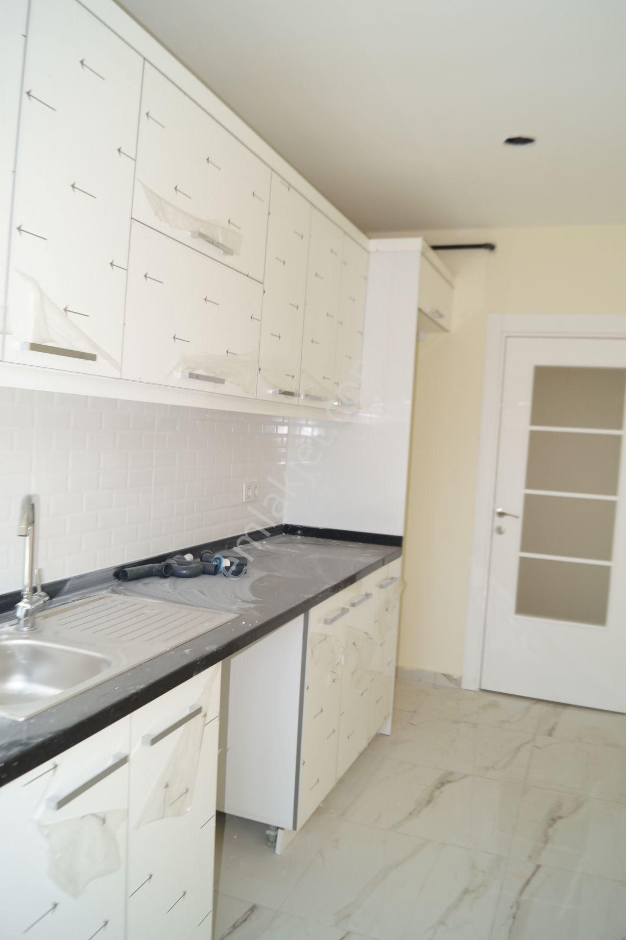 Caddeye Yakın Konumda, Genç Binada, Kapalı Otoparklı 3+1 Daire