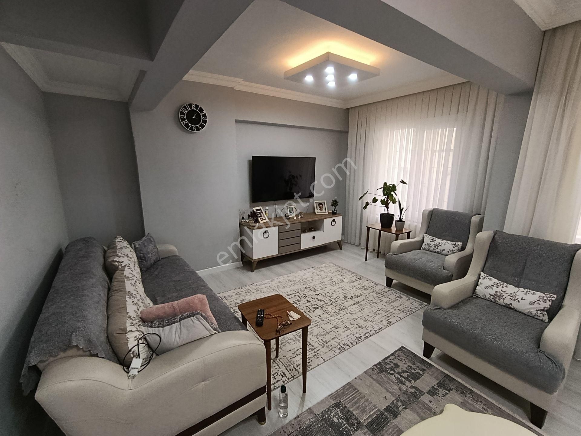 Çınarcık Harmanlar Mh. Merkezde,sahile 2.binada ,masrafsız /2+1/ 100m2/ Giriş Katı Daire