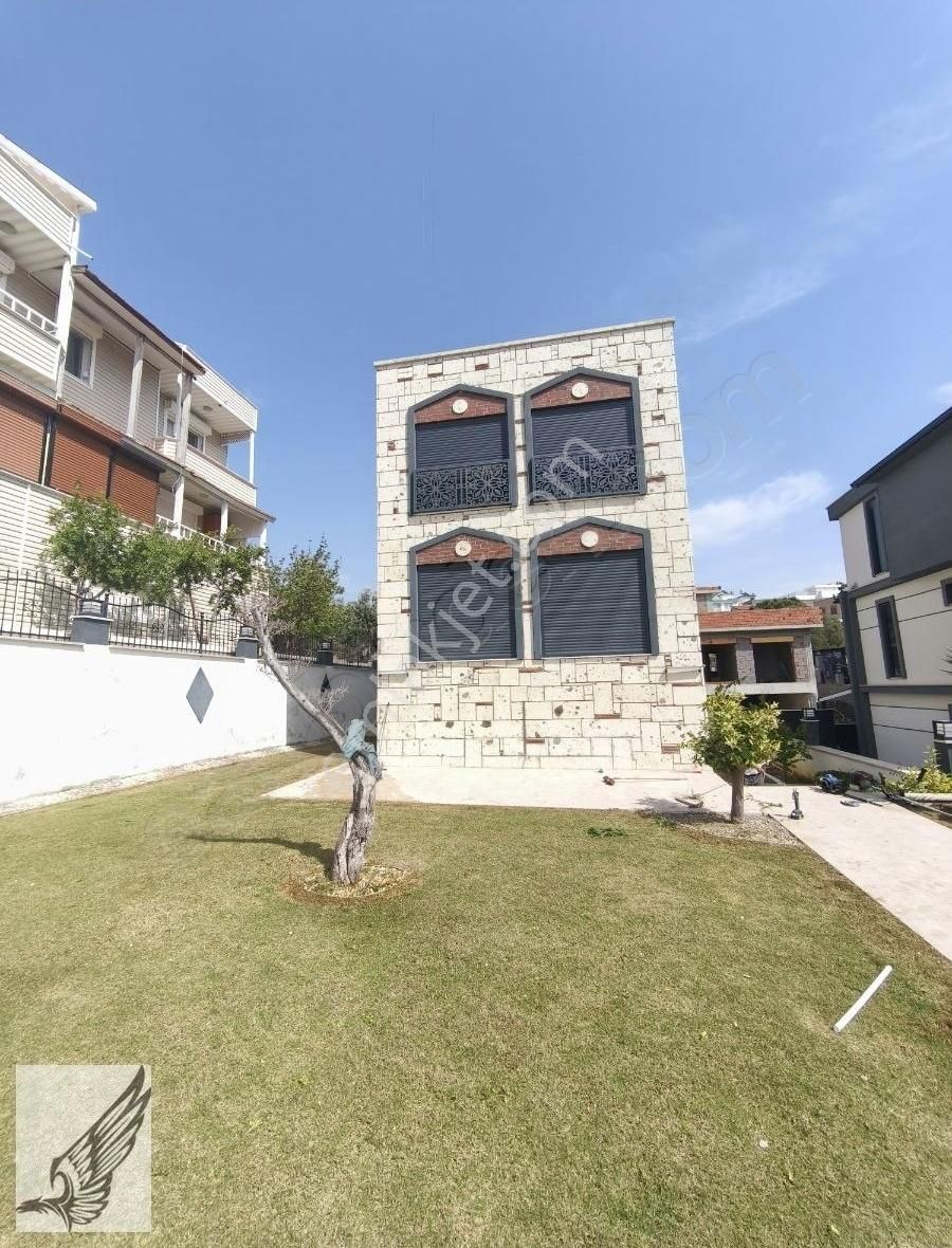 Seferihisae Akarca'da Denize 50 Metre Mesafede Emsalsiz Villa