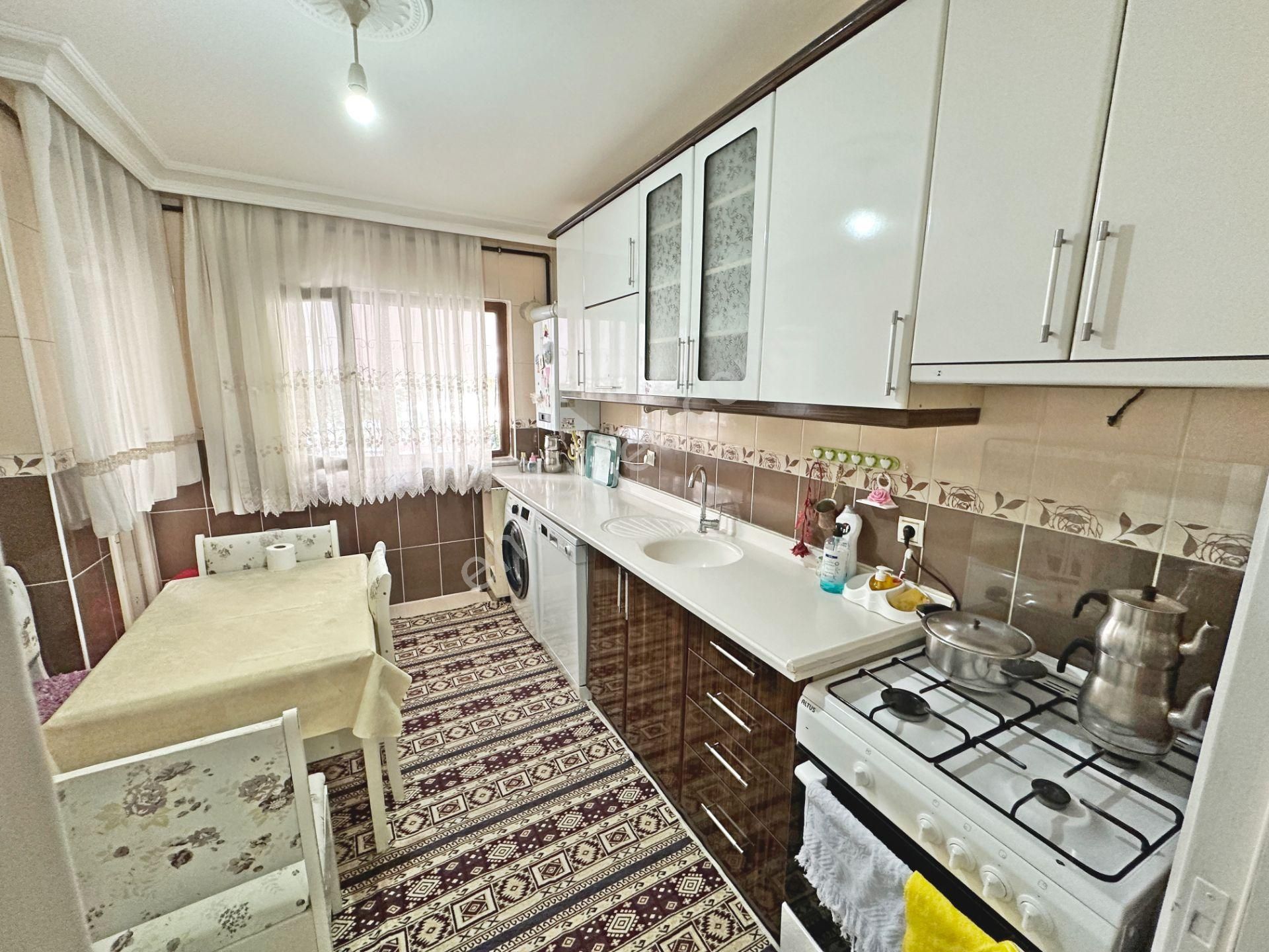 Gazneli Mahmut Cadde Üzerinde Balkonlu Full Yapılı 2+1 Satılık Daire