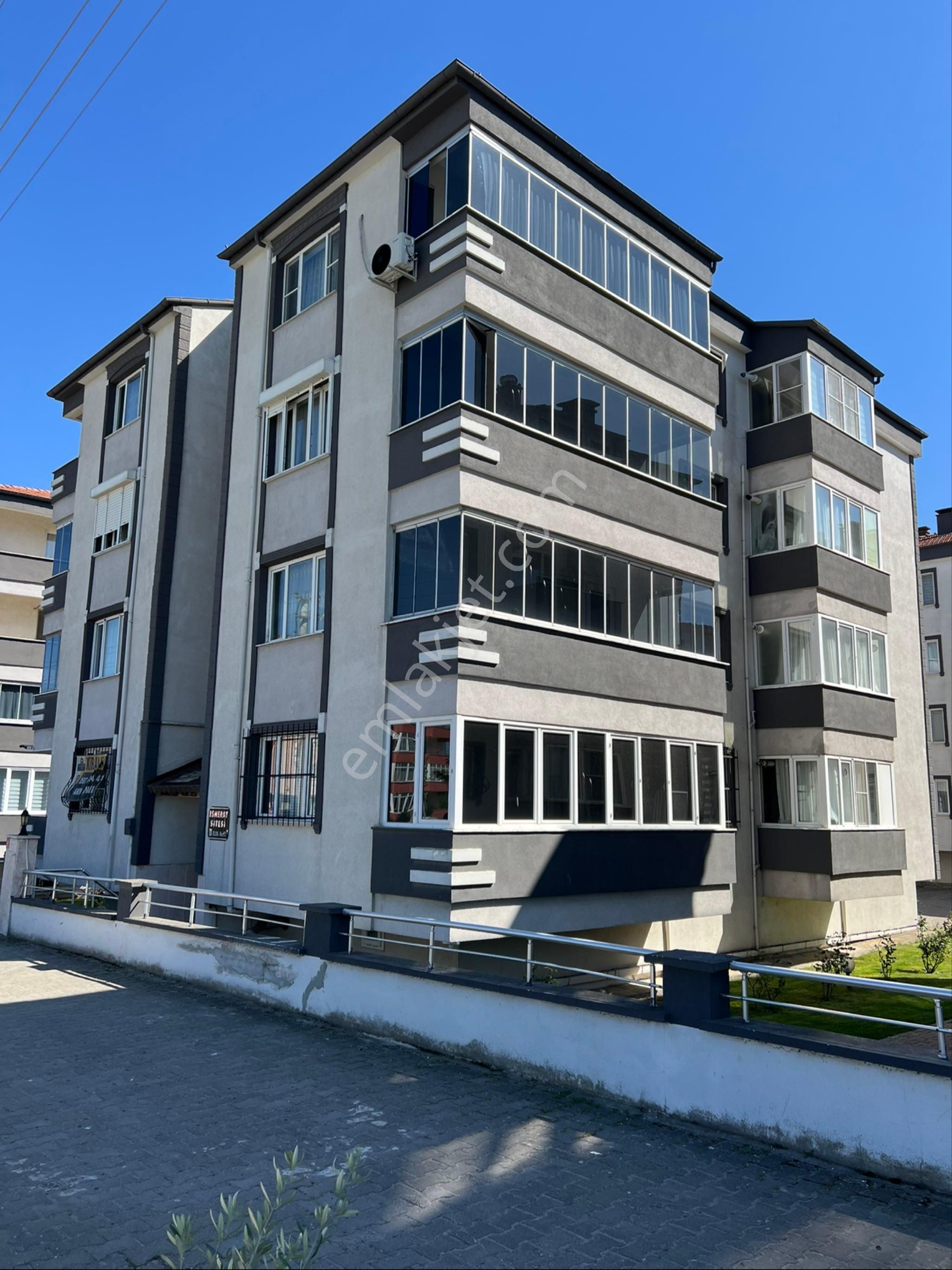 Paşaalanı Mah Esmeray Sitesinde Satılık 3+1 Daire