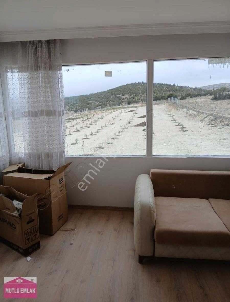 A K Mutludan Büyükköyde İçinde Prefabrik Ev İle Satılık Arsa