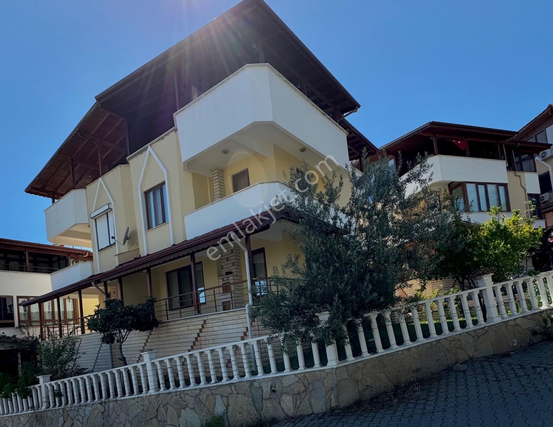 Altınoluk'da Muhteşem Dağ Ve Deniz Manzaralı Villa