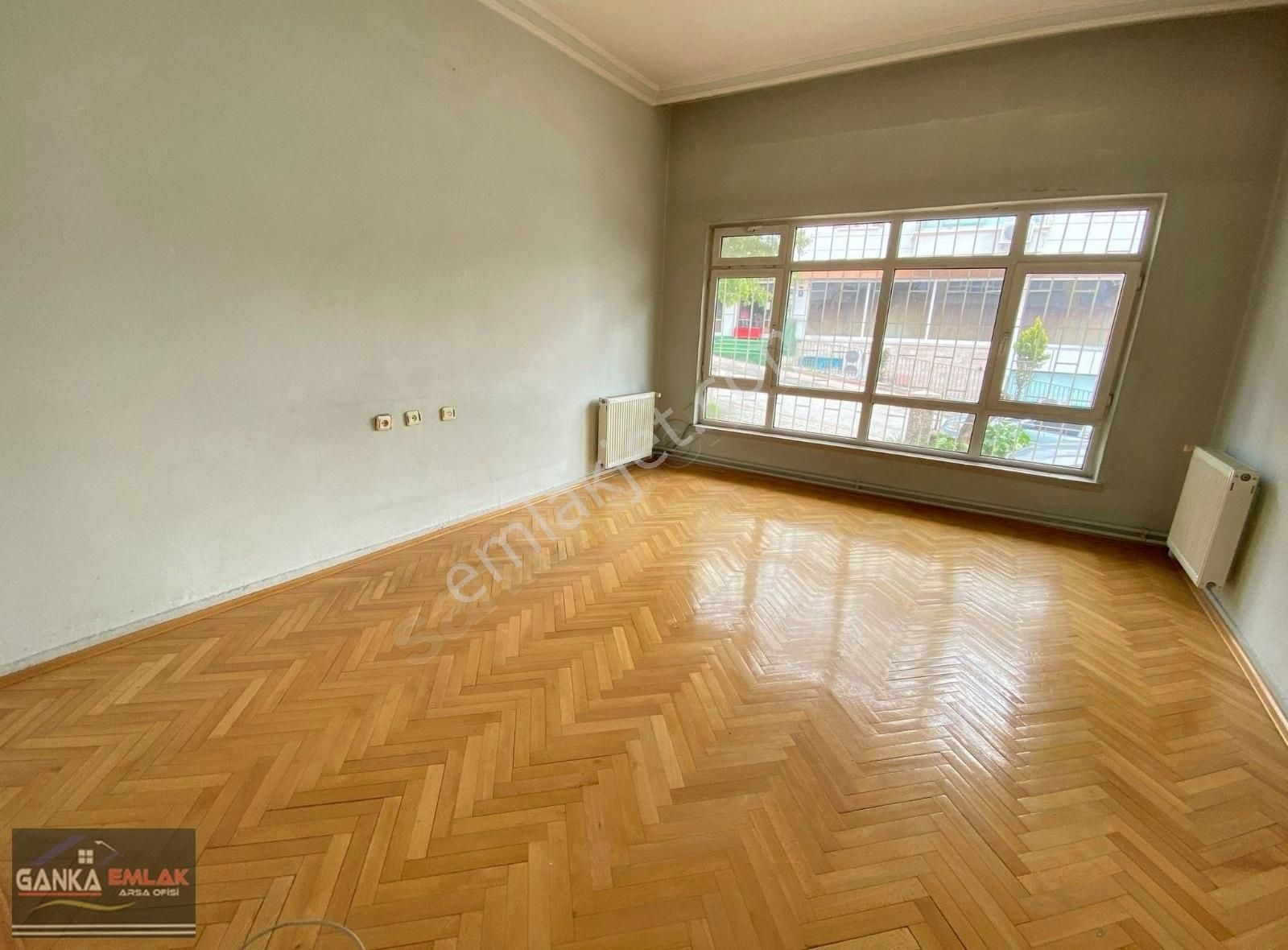 Bağlarbaşı Mahallesinde Cadde Üzerinde Kiralık 2+1 Daire