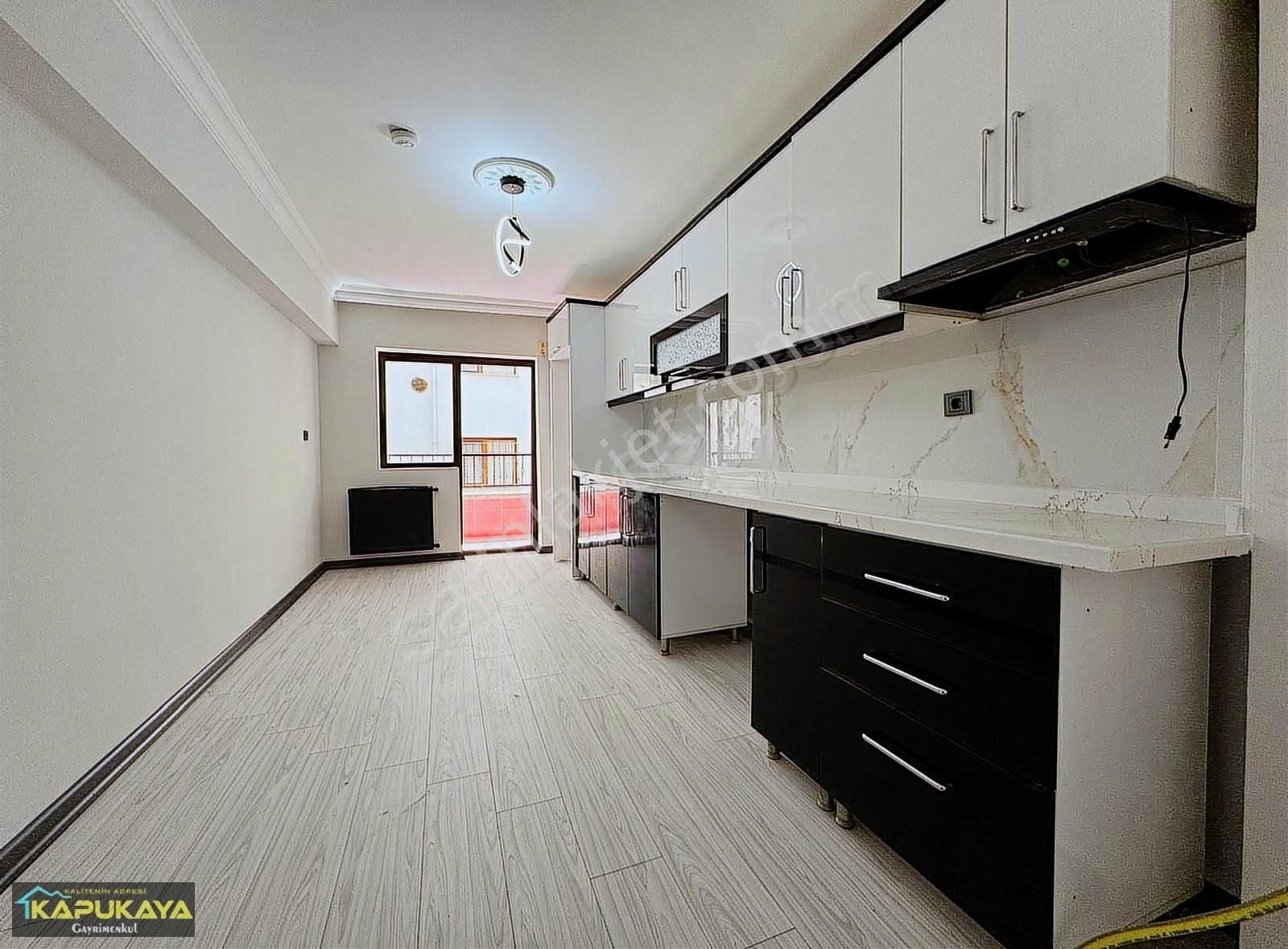 Cadde Üzerinde Büyük M2 Masrafsız 3+1