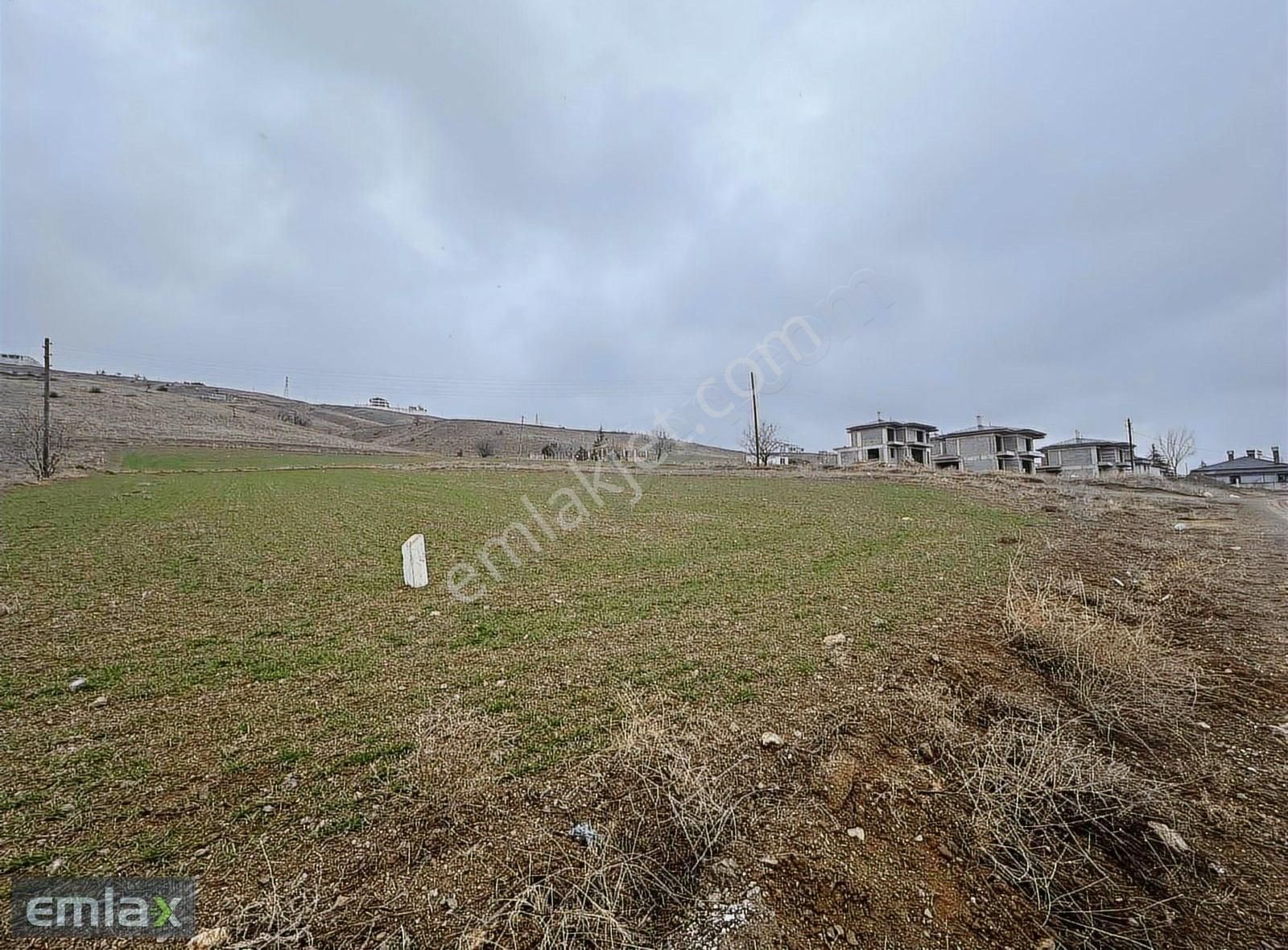 Emlax'tan Yapılaşma İçinde 1092m2 Tek Tapu Köşe Villa Parseli