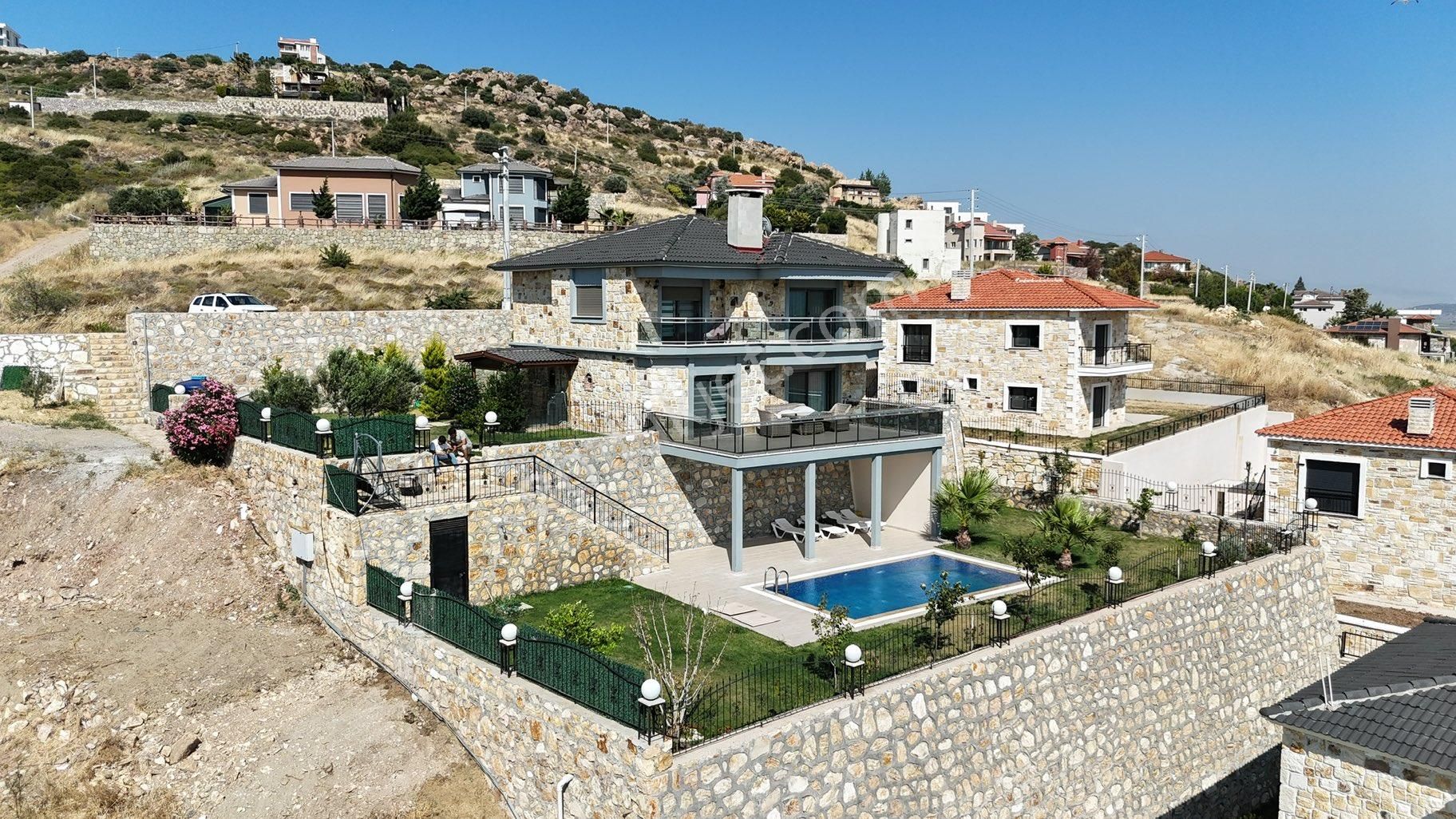 Foçaköy De Satılık 4+1 Havuzlu Müstakil Villa