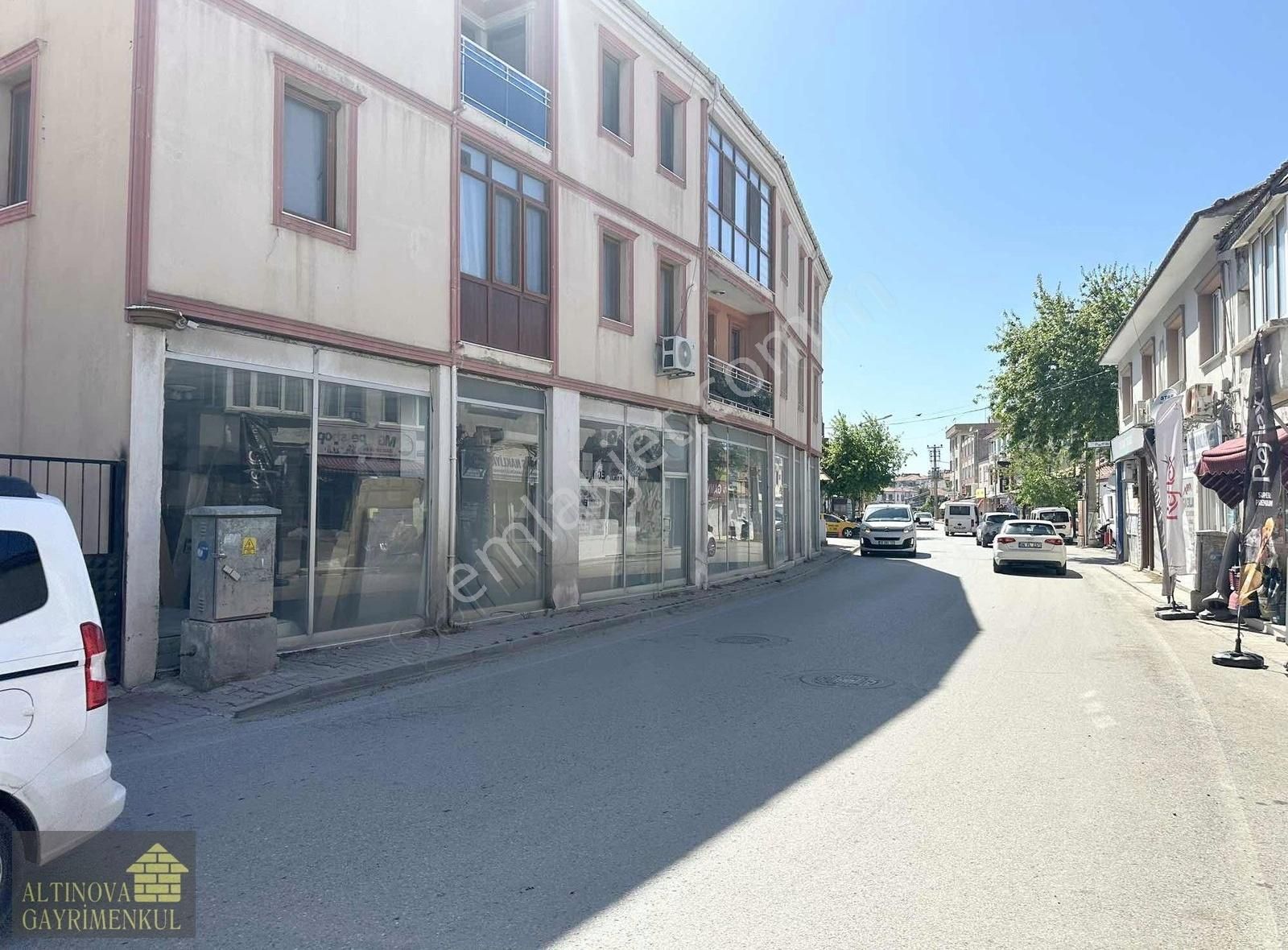 Altınova Merkezde Köşe Konumlu Ful Cephe 7 Tapulu Satılık Dükkan