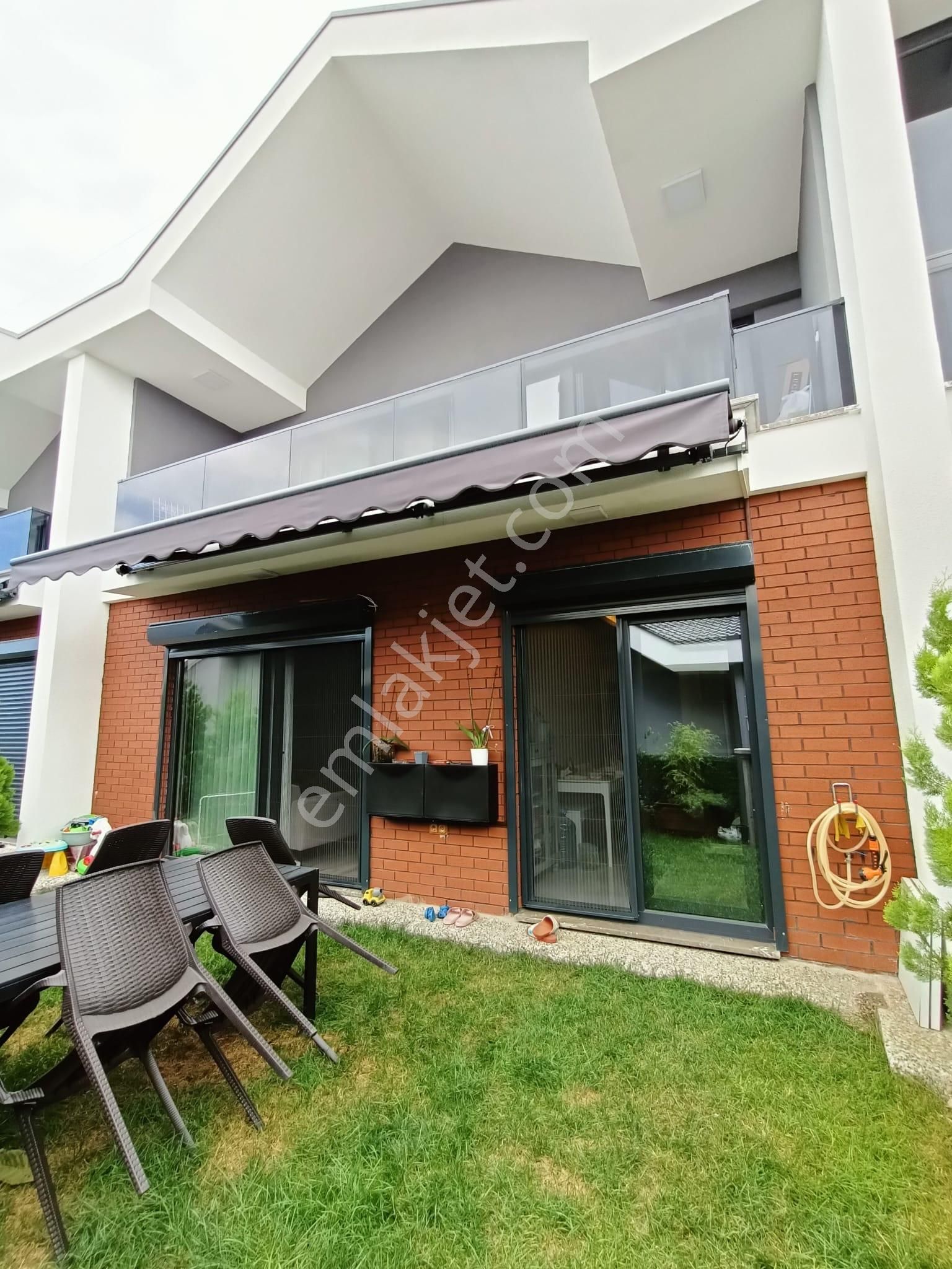 Üçevler'in Villa Bölgesinde Site İçinde
