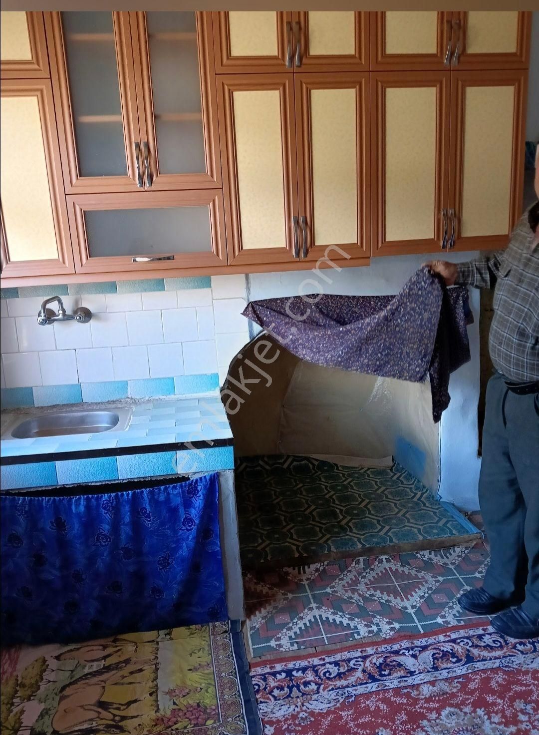 Kemer Kayı Köyünde Müstakil Bahçeli İki Katlı Ev Ve Küçük Bir Ahırıda Mevcut