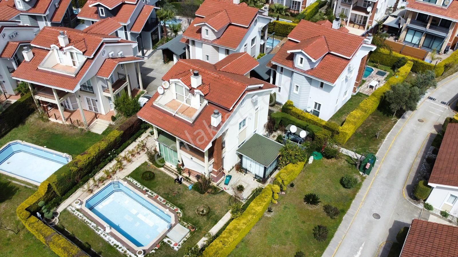Fethiye Yanıklar Mahallesi Oasıs Sitesinde Satılık Köşe Konumda,