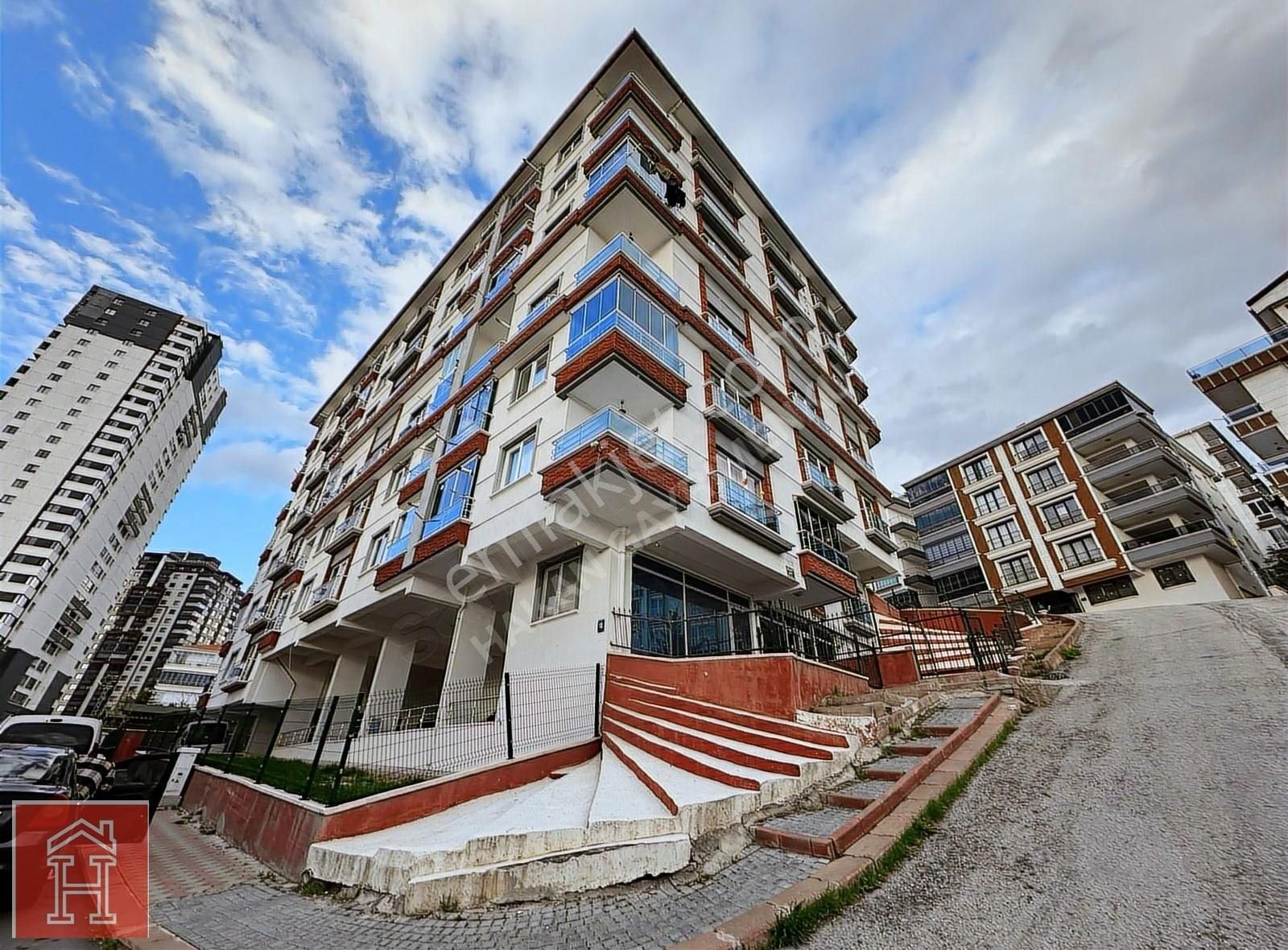Atapark Mahallesi'nde 3+1 Daire 165m2 Manzaralı