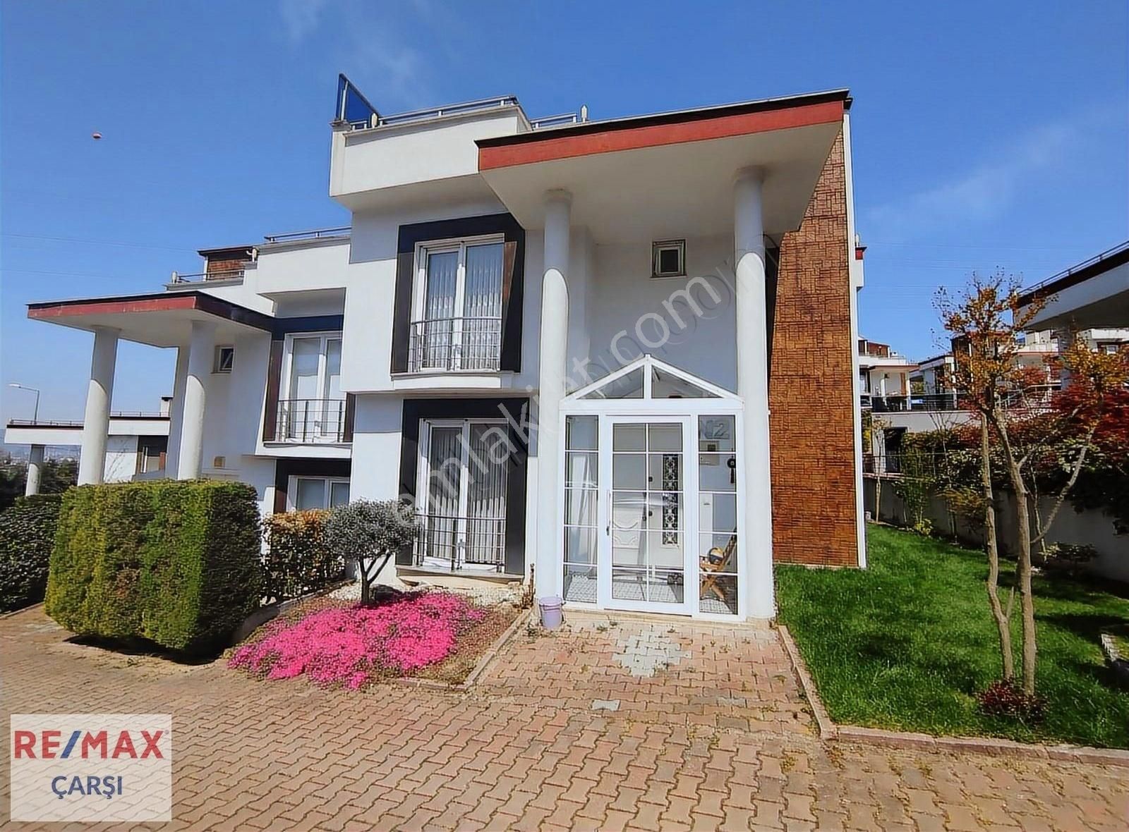Topçularda Site İçinde Büyük Bahçeli 4+1 Satılık Villa