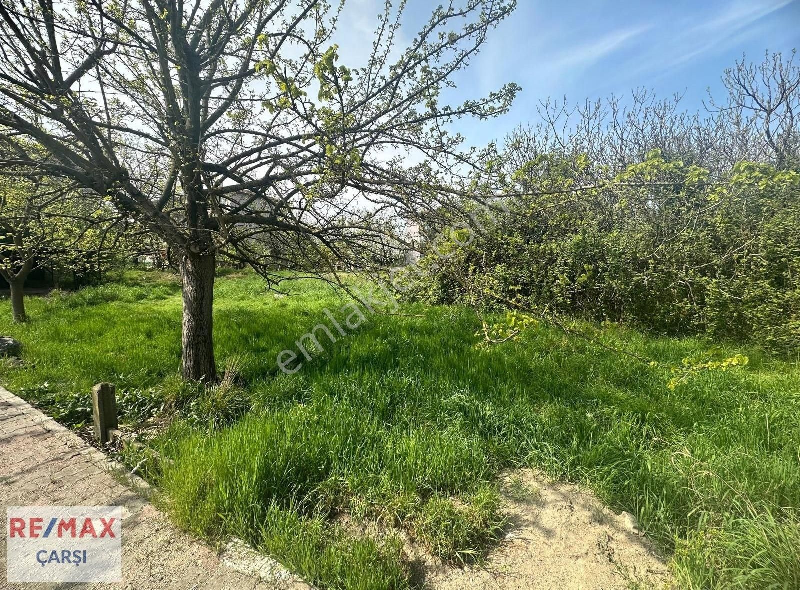Remax Çarşı'dan Yeniköy-karşıyaka'da Satılık Arsa