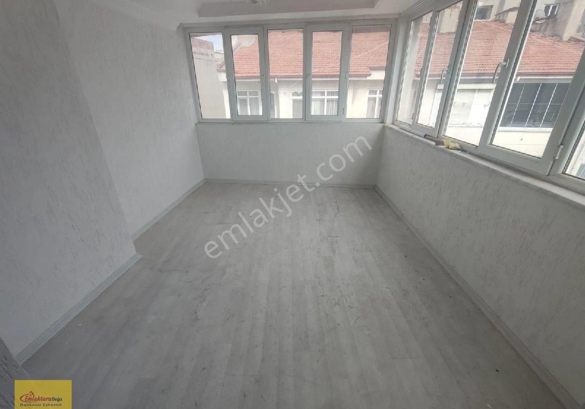 Edremit Merkezde İçi Komple Yenilenmiş Geniş 4+1 Satılık Daire
