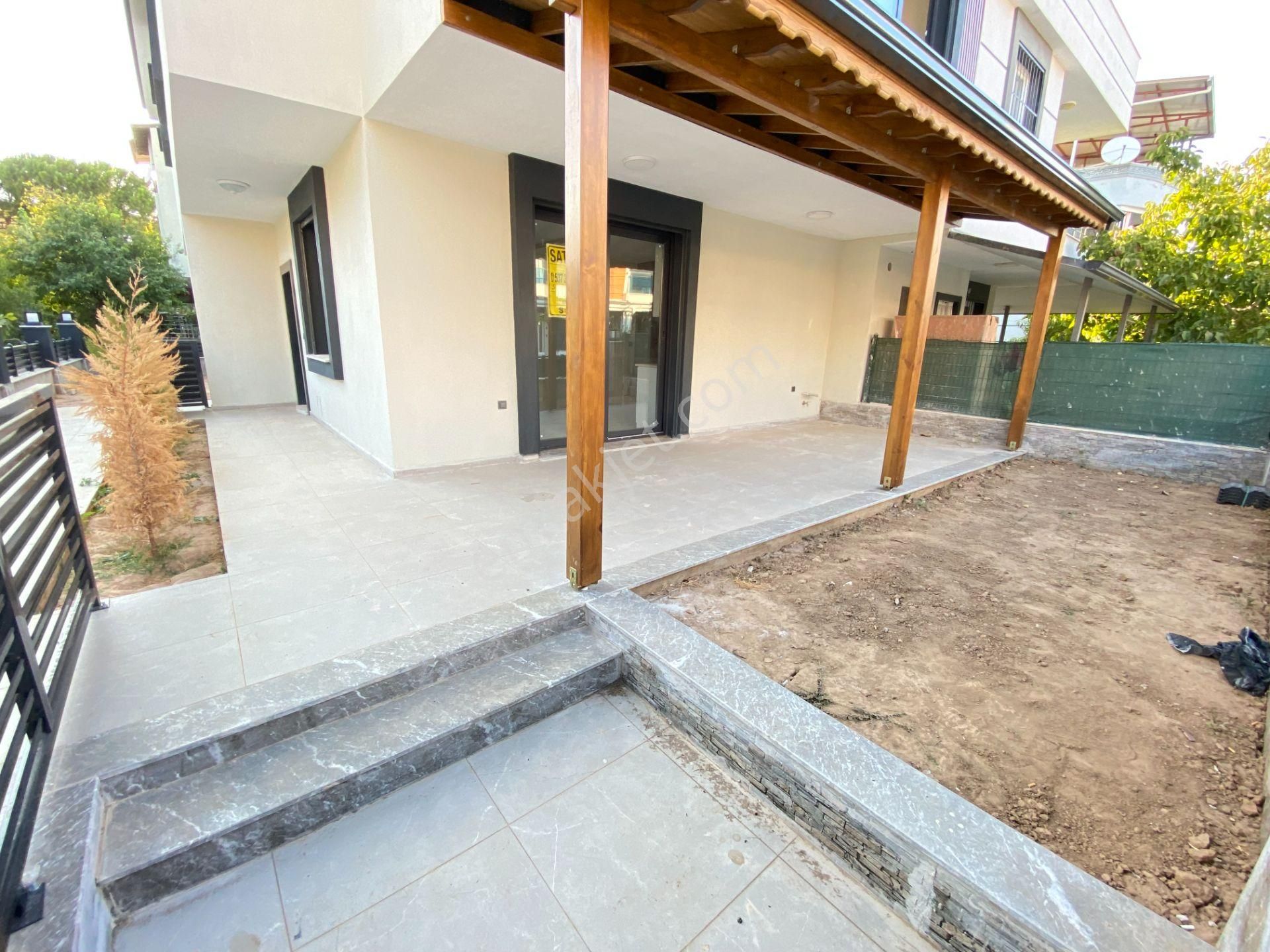 Doğanbey De Deniz Cok Yakın Mustakil Bahçeli Satılık 4+1 Villa
