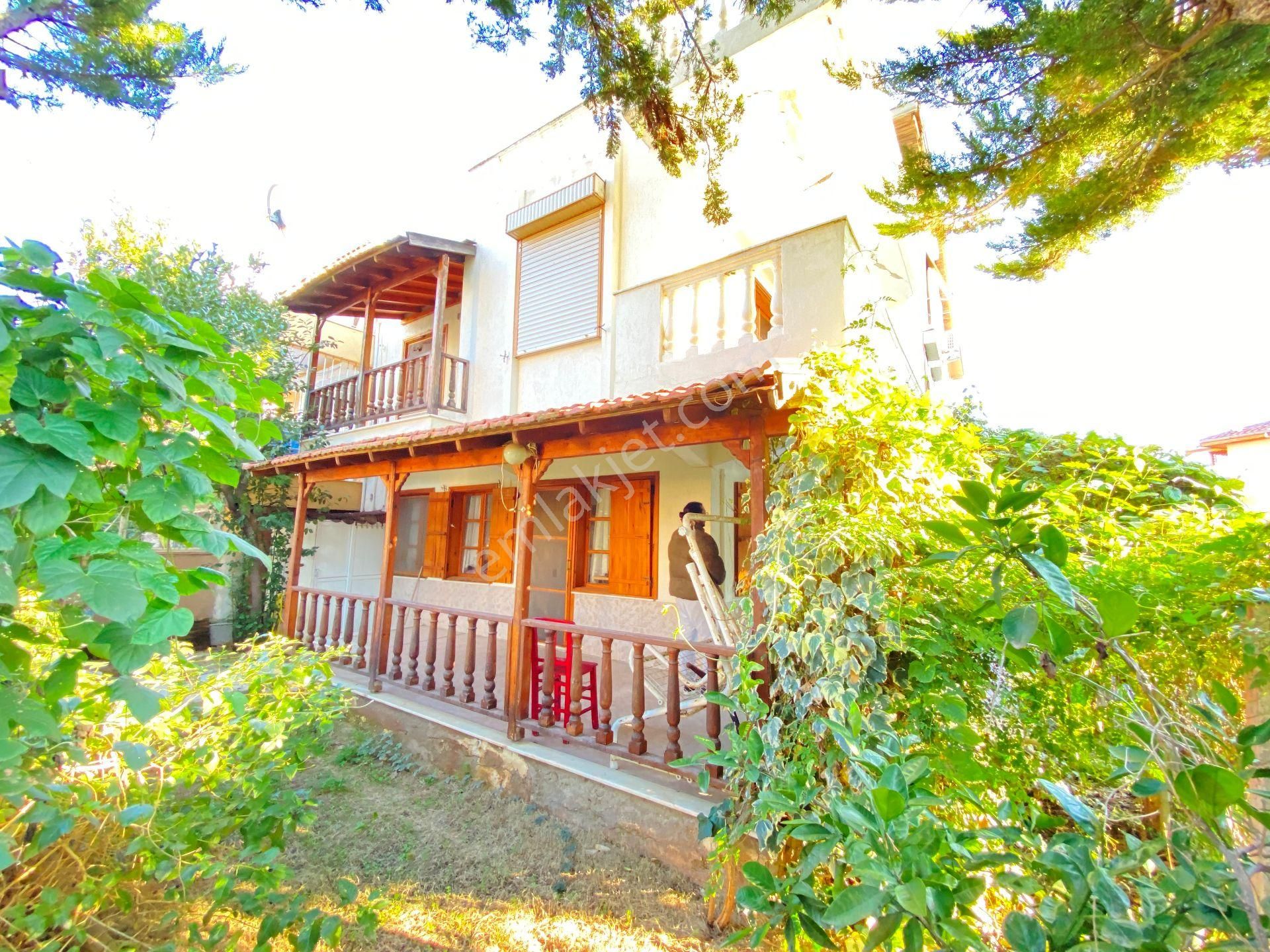 Ürkmez De Denize Tarafında Müstakil Satılık 4+1 Villa
