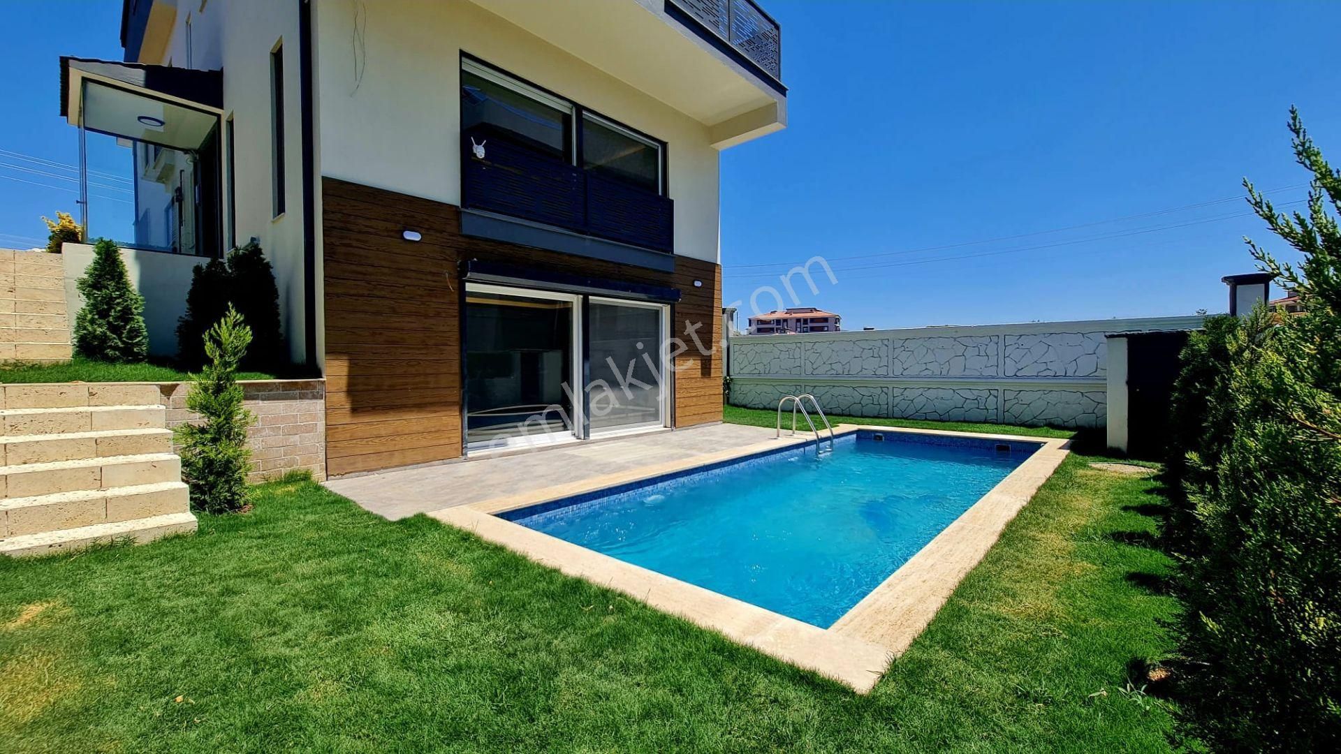 Seferihisar De Havuzlu Yerden Isıtmalı Satılık4+1 Villa