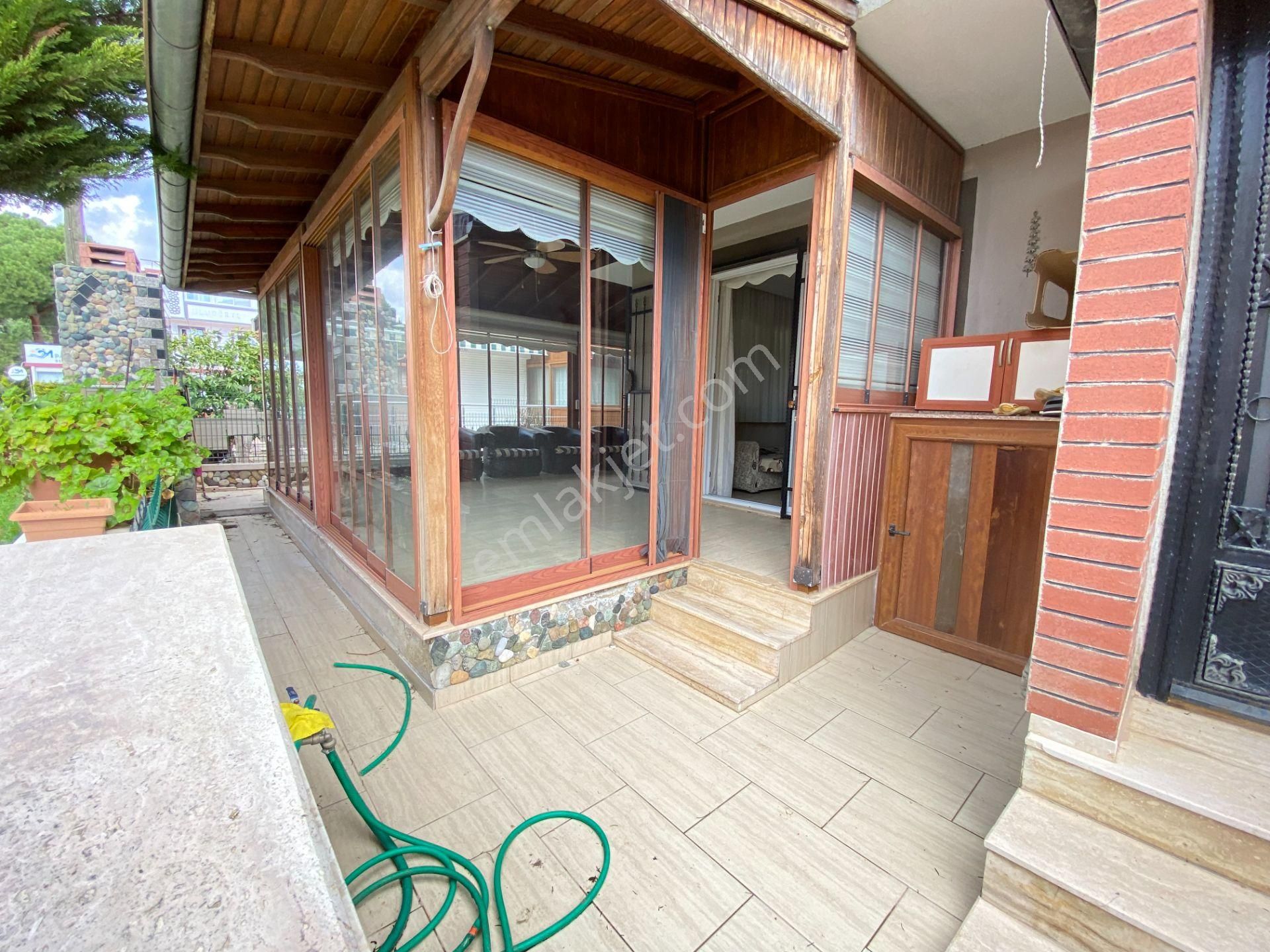 Seferihisar Ürkmez De Deniz Tarafın Satılık 4+1 Villa